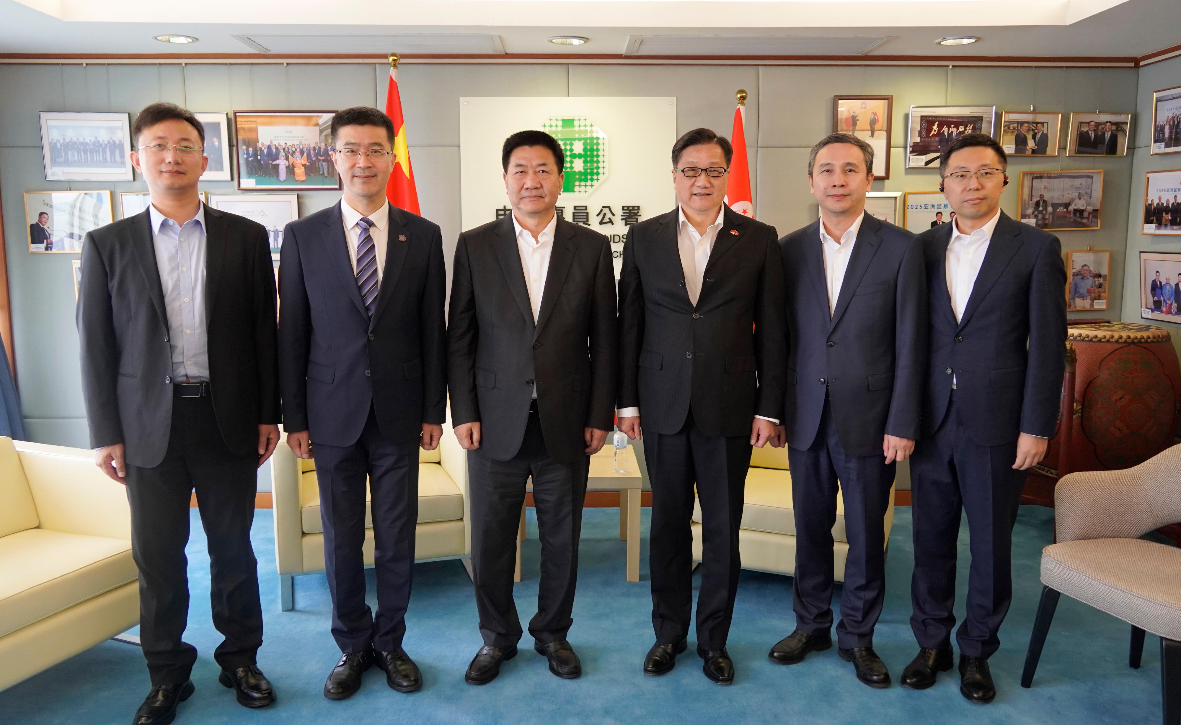 The Ombudsman, Mr Jack Chan (third right), today (June 9) met with the Deputy Secretary of the Communist Party of China Central Commission for Discipline Inspection and Vice Chairman of the National Commission of Supervision, Mr Fu Kui (third left), and his delegation.