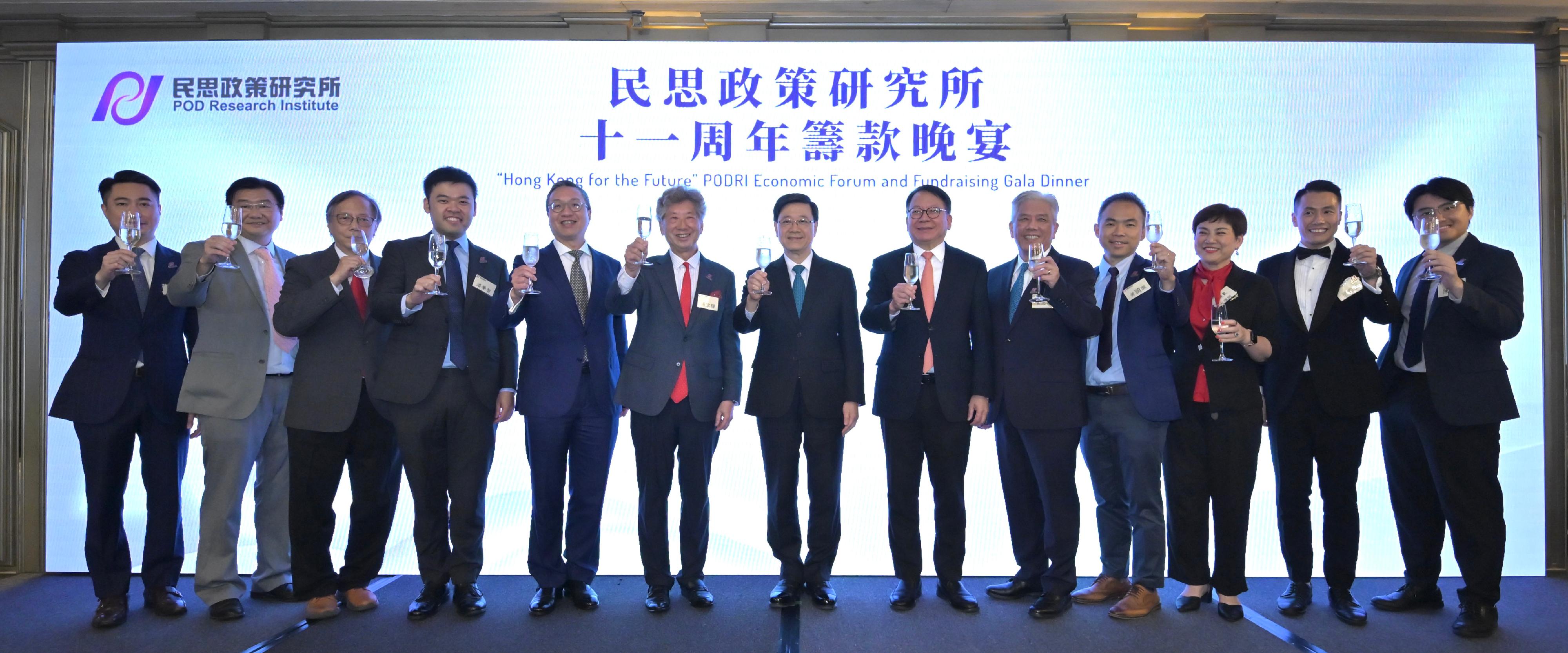 行政長官李家超今日(六月九日)出席民思政策研究所十一周年籌款晚宴。圖示(左五起)律政司司長林定國資深大律師、民思政策研究所所長湯家驊、李家超、政務司司長陳國基和其他嘉賓在活動祝酒。