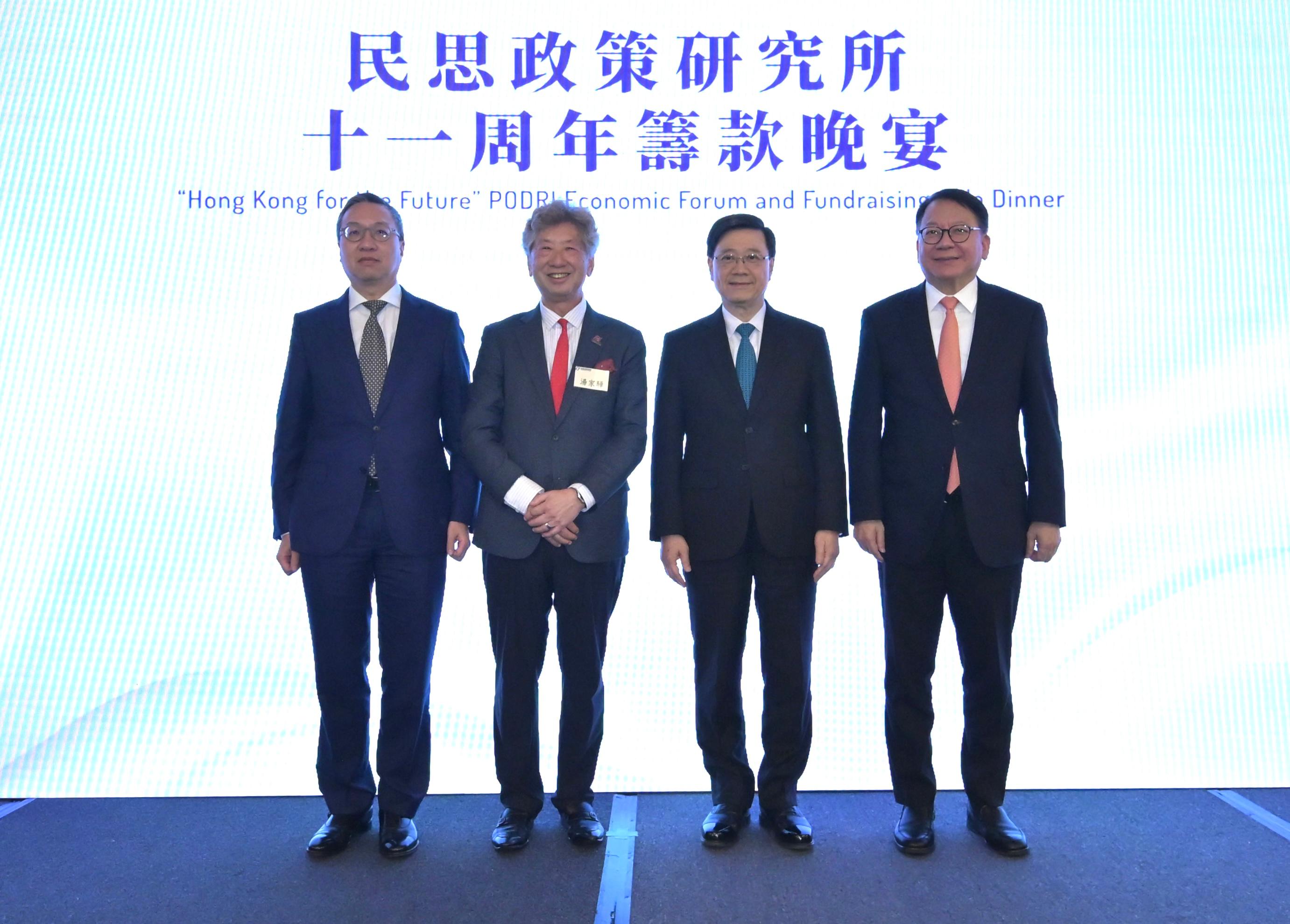 行政長官李家超今日(六月九日)出席民思政策研究所十一周年籌款晚宴。圖示(左起)律政司司長林定國資深大律師、民思政策研究所所長湯家驊、李家超和政務司司長陳國基在活動合照。