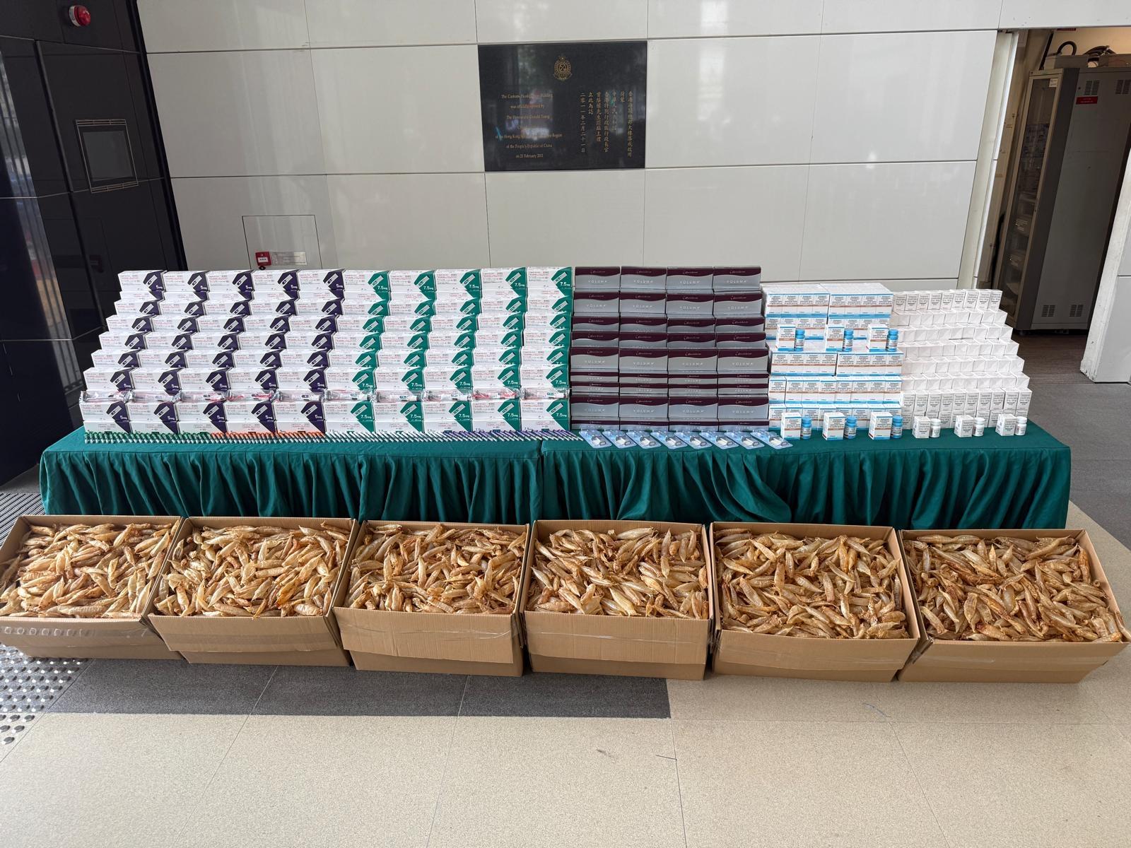 香港海關於六月四日偵破一宗涉嫌利用跨境貨車走私的案件,檢獲大批懷疑走私貨物,估計市值共約一千萬元。圖示檢獲的懷疑走私貨物。