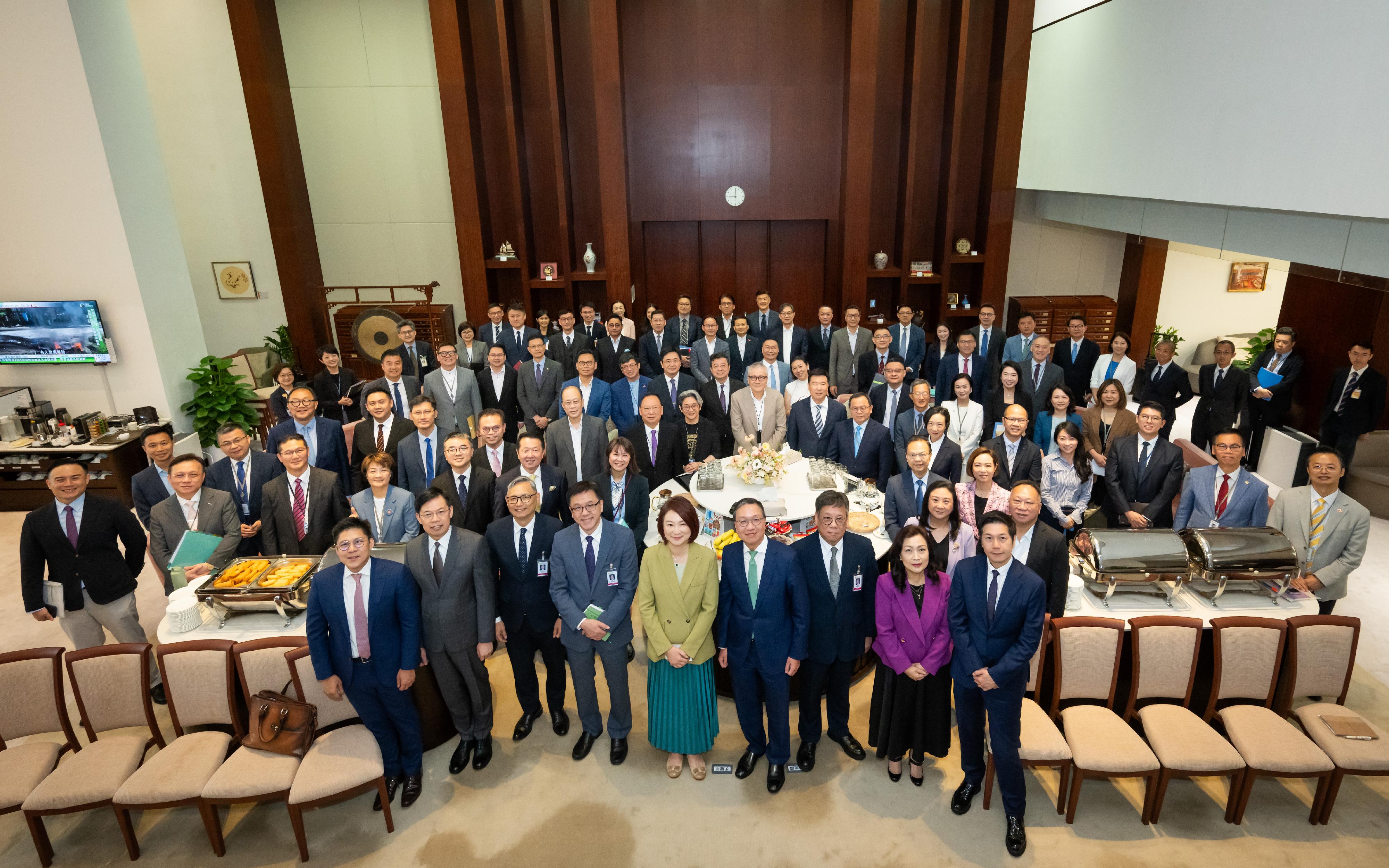 律政司司長林定國資深大律師今日(六月十日)出席在立法會舉行的前廳交流會。圖示林定國(第一排右四)、立法會主席李慧琼博士(第一排中)、商務及經濟發展局局長丘應樺(第一排右三)、創新科技及工業局局長孫東教授(第一排左四)和署理保安局局長卓孝業(第一排左三)與議員於會前合照。