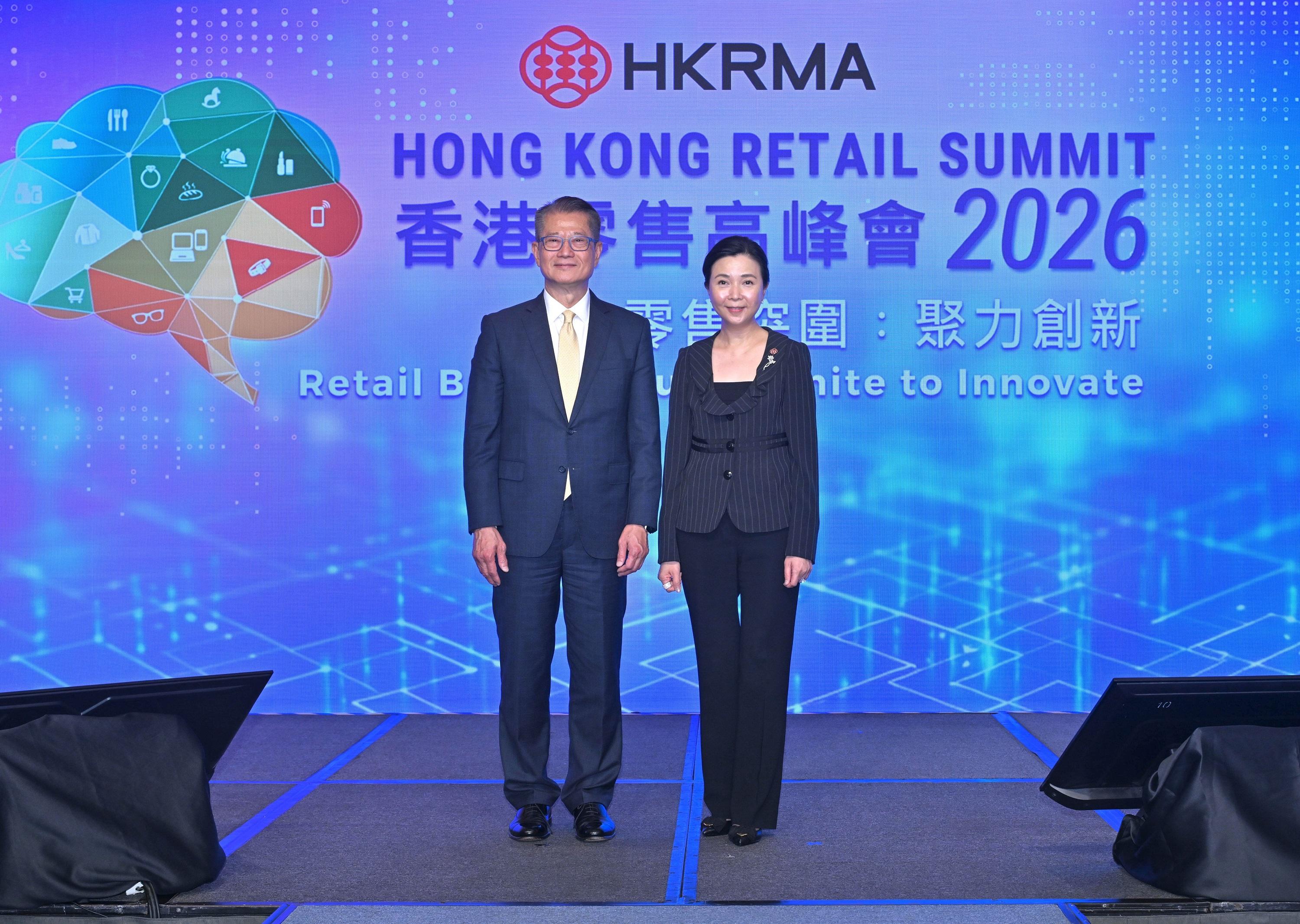 財政司司長陳茂波今日（六月十日）出席香港零售高峰會2026致辭。圖示陳茂波（左）和香港零售管理協會主席謝邱安儀（右）在活動合照。