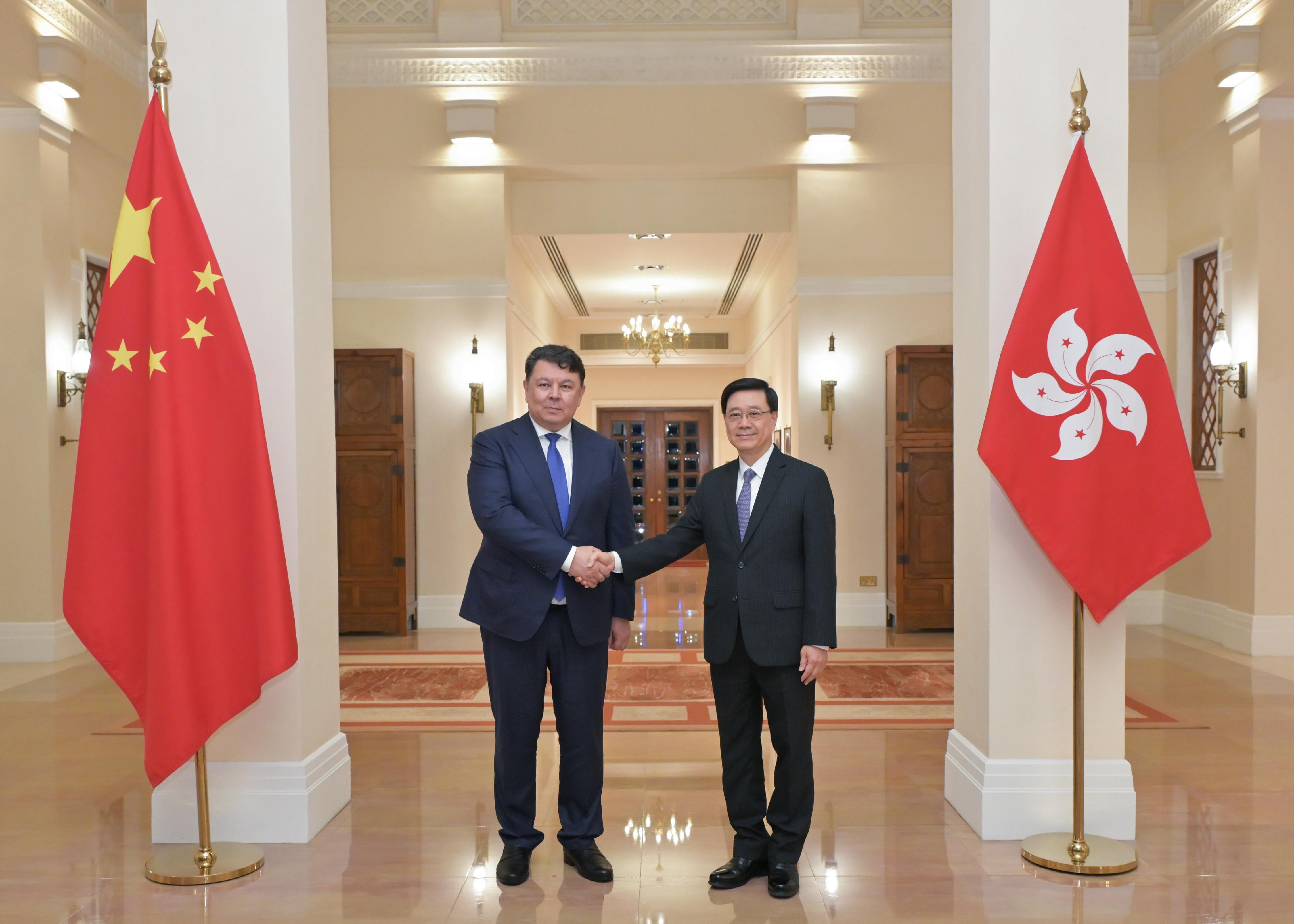 行政長官李家超(右)今日(六月十日)在禮賓府與哈薩克斯坦副總理波茲姆巴耶夫(左)會面。