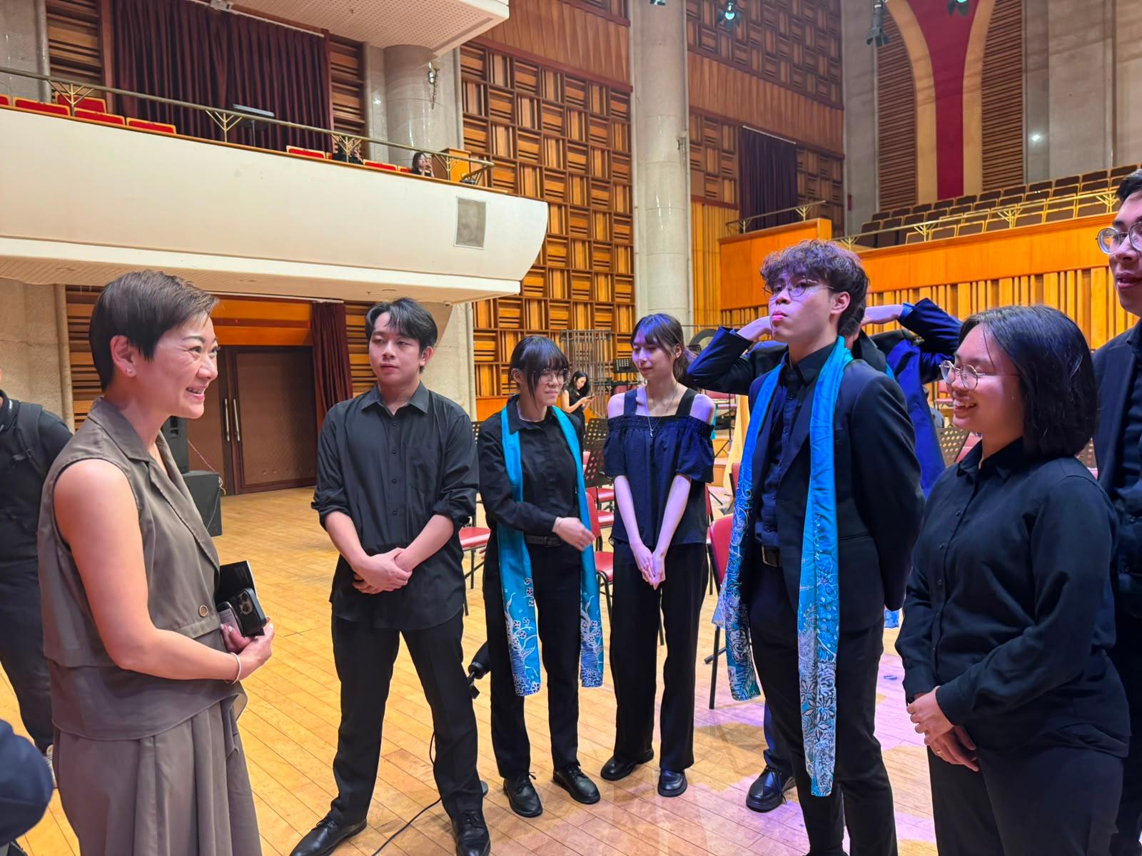 The Hong Kong Economic and Trade Office in Singapore (Singapore ETO) supports 10 Hong Kong music students from the Hong Kong Academy for Performing Arts (HKAPA), the Education University of Hong Kong, the Hong Kong Baptist University and the Hang Seng University of Hong Kong in participating in the Hanoi stop of the RondoFest 2026 in Vietnam. This evening (June 10), the Director of the Singapore ETO, Ms Elsa Hung, attended the tour concert "RondoFest plays Mahler 2" in Hanoi to show support for the Hong Kong students. Photo shows Ms Hung visiting the students during their rehearsal session prior to the tour concert, and encouraged them to make full use of the valuable opportunities for exchange, collaboration and professional development, while forging friendships and connections that extend beyond the stage.