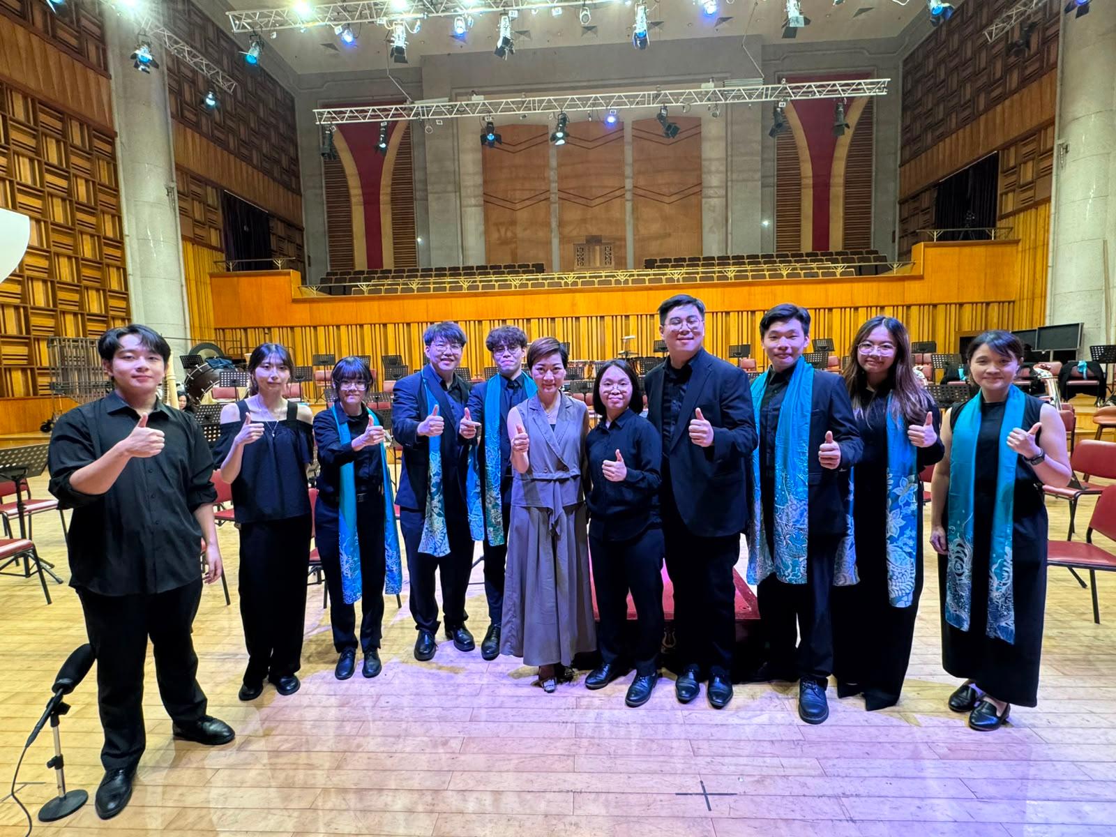 The Hong Kong Economic and Trade Office in Singapore (Singapore ETO) supports 10 Hong Kong music students from the Hong Kong Academy for Performing Arts (HKAPA), the Education University of Hong Kong, the Hong Kong Baptist University and the Hang Seng University of Hong Kong in participating in the Hanoi stop of the RondoFest 2026 in Vietnam. This evening (June 10), the Director of the Singapore ETO, Ms Elsa Hung, attended the tour concert "RondoFest plays Mahler 2" in Hanoi to show support for the Hong Kong students. Photo shows Ms Hung visiting the students during their rehearsal session prior to the tour concert, and encouraged them to make full use of the valuable opportunities for exchange, collaboration and professional development, while forging friendships and connections that extend beyond the stage.