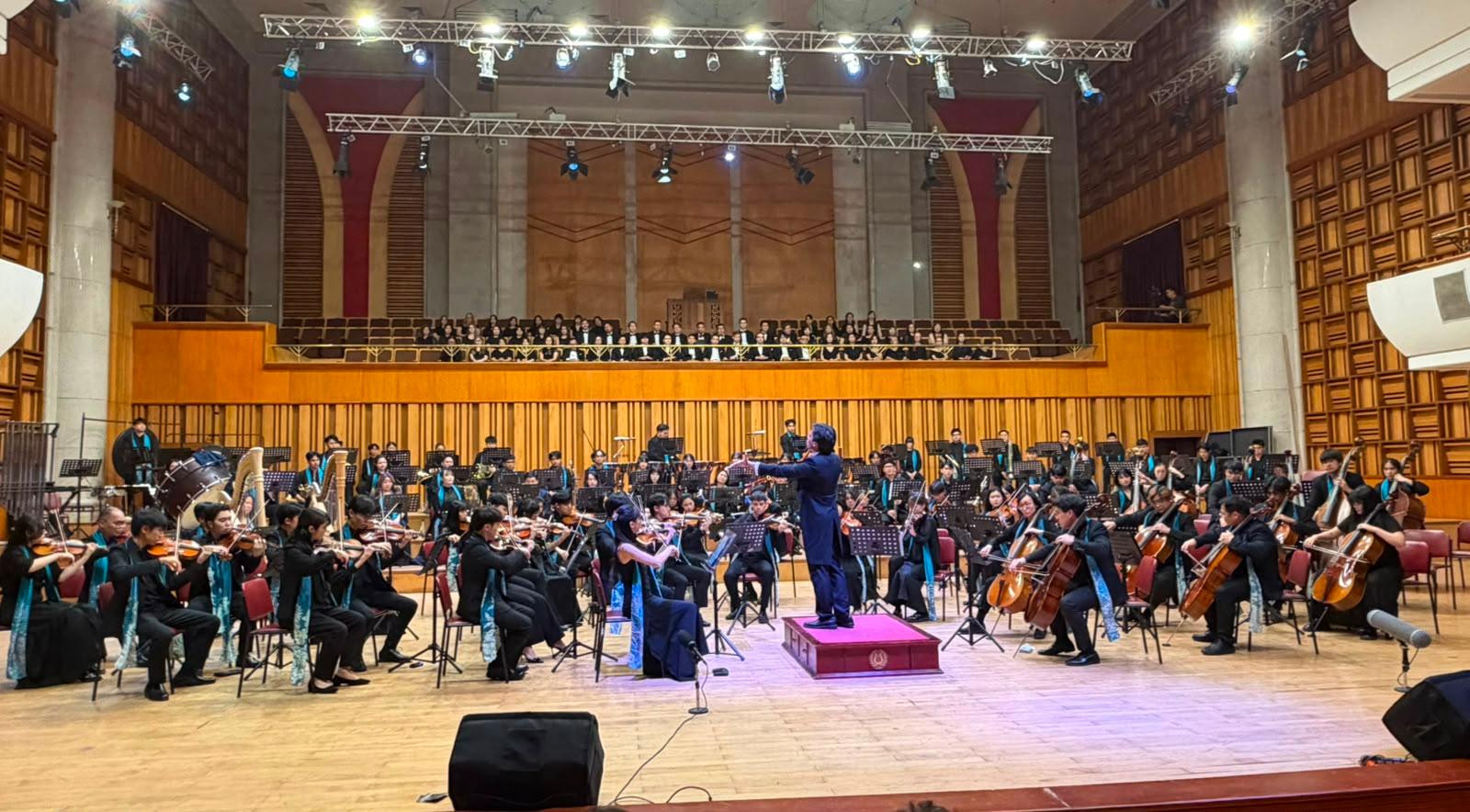 The Hong Kong Economic and Trade Office in Singapore (Singapore ETO) supports 10 Hong Kong music students from the Hong Kong Academy for Performing Arts (HKAPA), the Education University of Hong Kong, the Hong Kong Baptist University and the Hang Seng University of Hong Kong in participating in the Hanoi stop of the RondoFest 2026 in Vietnam. This evening (June 10), the Director of the Singapore ETO, Ms Elsa Hung, attended the tour concert "RondoFest plays Mahler 2" in Hanoi to show support for the Hong Kong students. Photo shows the tour concert.