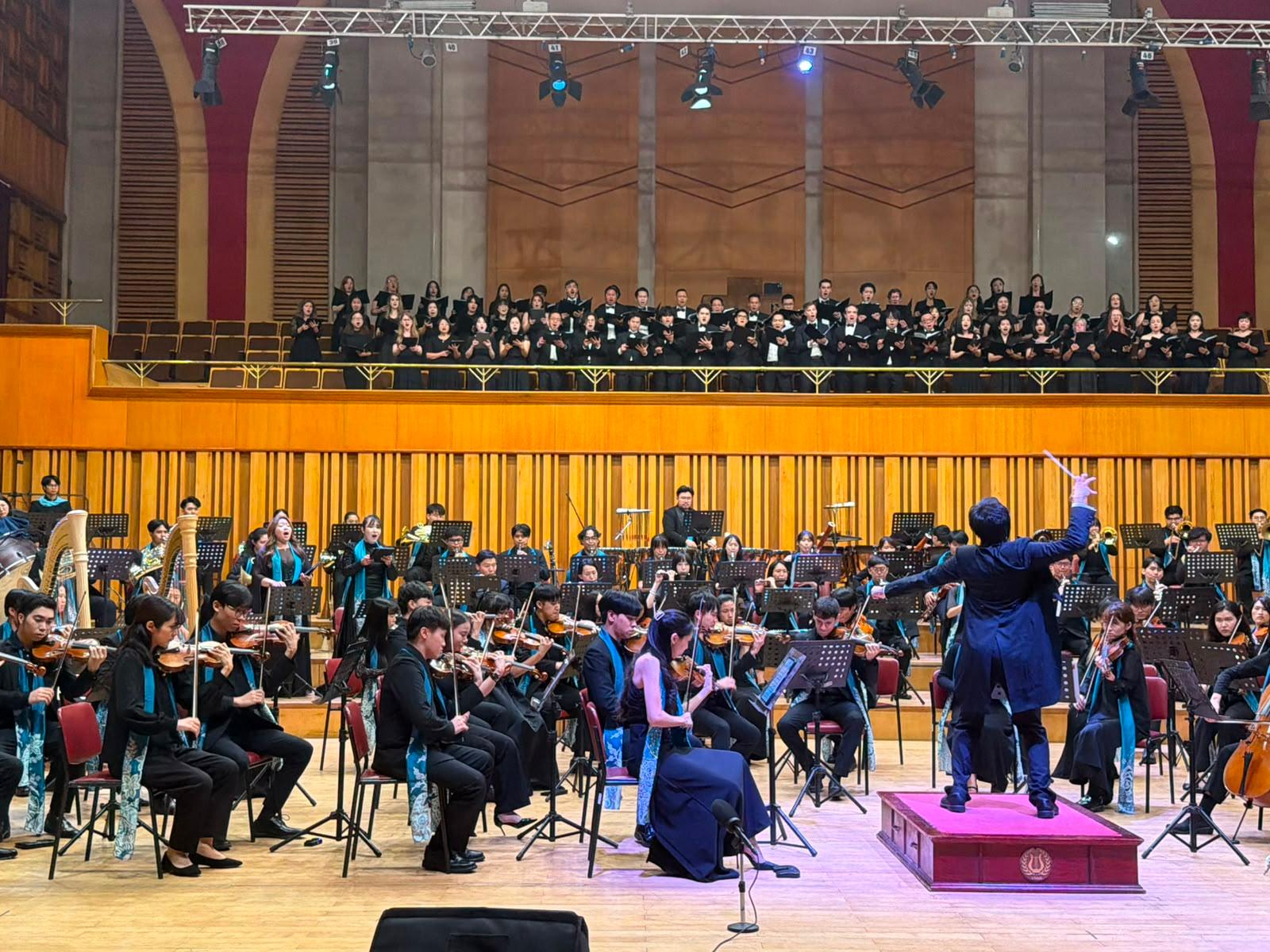 The Hong Kong Economic and Trade Office in Singapore (Singapore ETO) supports 10 Hong Kong music students from the Hong Kong Academy for Performing Arts (HKAPA), the Education University of Hong Kong, the Hong Kong Baptist University and the Hang Seng University of Hong Kong in participating in the Hanoi stop of the RondoFest 2026 in Vietnam. This evening (June 10), the Director of the Singapore ETO, Ms Elsa Hung, attended the tour concert "RondoFest plays Mahler 2" in Hanoi to show support for the Hong Kong students. Photo shows the tour concert.