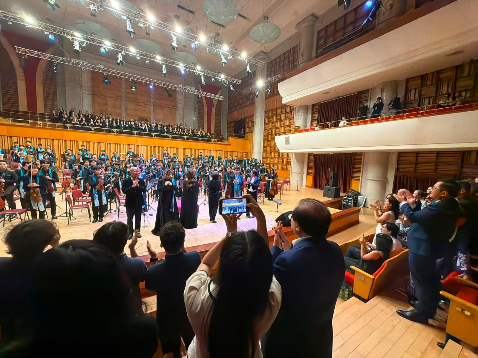 The Hong Kong Economic and Trade Office in Singapore (Singapore ETO) supports 10 Hong Kong music students from the Hong Kong Academy for Performing Arts (HKAPA), the Education University of Hong Kong, the Hong Kong Baptist University and the Hang Seng University of Hong Kong in participating in the Hanoi stop of the RondoFest 2026 in Vietnam. This evening (June 10), the Director of the Singapore ETO, Ms Elsa Hung, attended the tour concert "RondoFest plays Mahler 2" in Hanoi to show support for the Hong Kong students. Photo shows the tour concert.