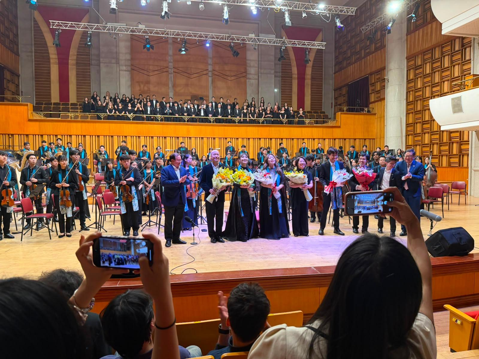 The Hong Kong Economic and Trade Office in Singapore (Singapore ETO) supports 10 Hong Kong music students from the Hong Kong Academy for Performing Arts (HKAPA), the Education University of Hong Kong, the Hong Kong Baptist University and the Hang Seng University of Hong Kong in participating in the Hanoi stop of the RondoFest 2026 in Vietnam. This evening (June 10), the Director of the Singapore ETO, Ms Elsa Hung, attended the tour concert "RondoFest plays Mahler 2" in Hanoi to show support for the Hong Kong students. Photo shows the tour concert.