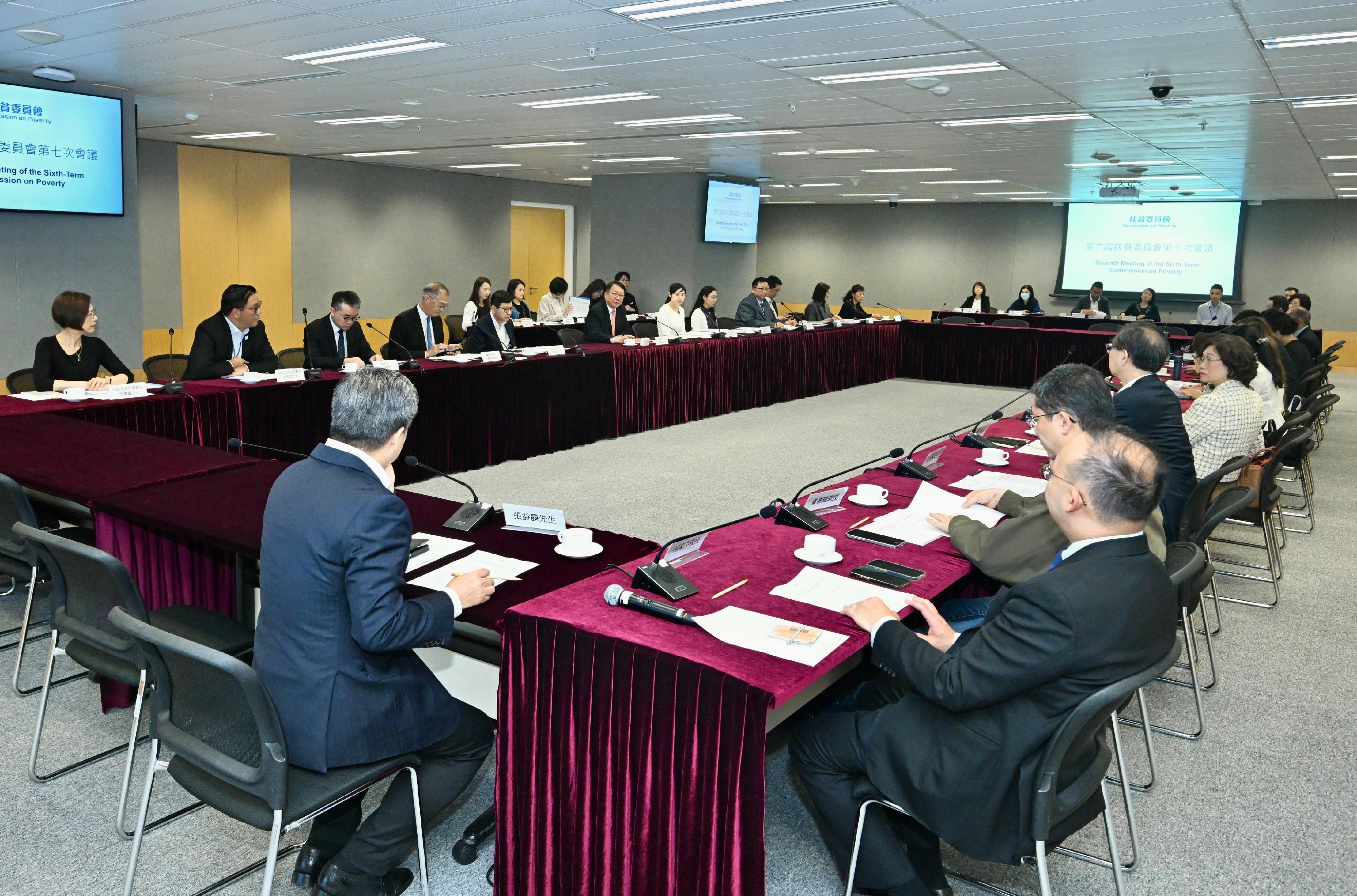 The Chief Secretary for Administration, Mr Chan Kwok-ki (sixth left), today (June 11) chairs the seventh meeting of the sixth-term Commission on Poverty.