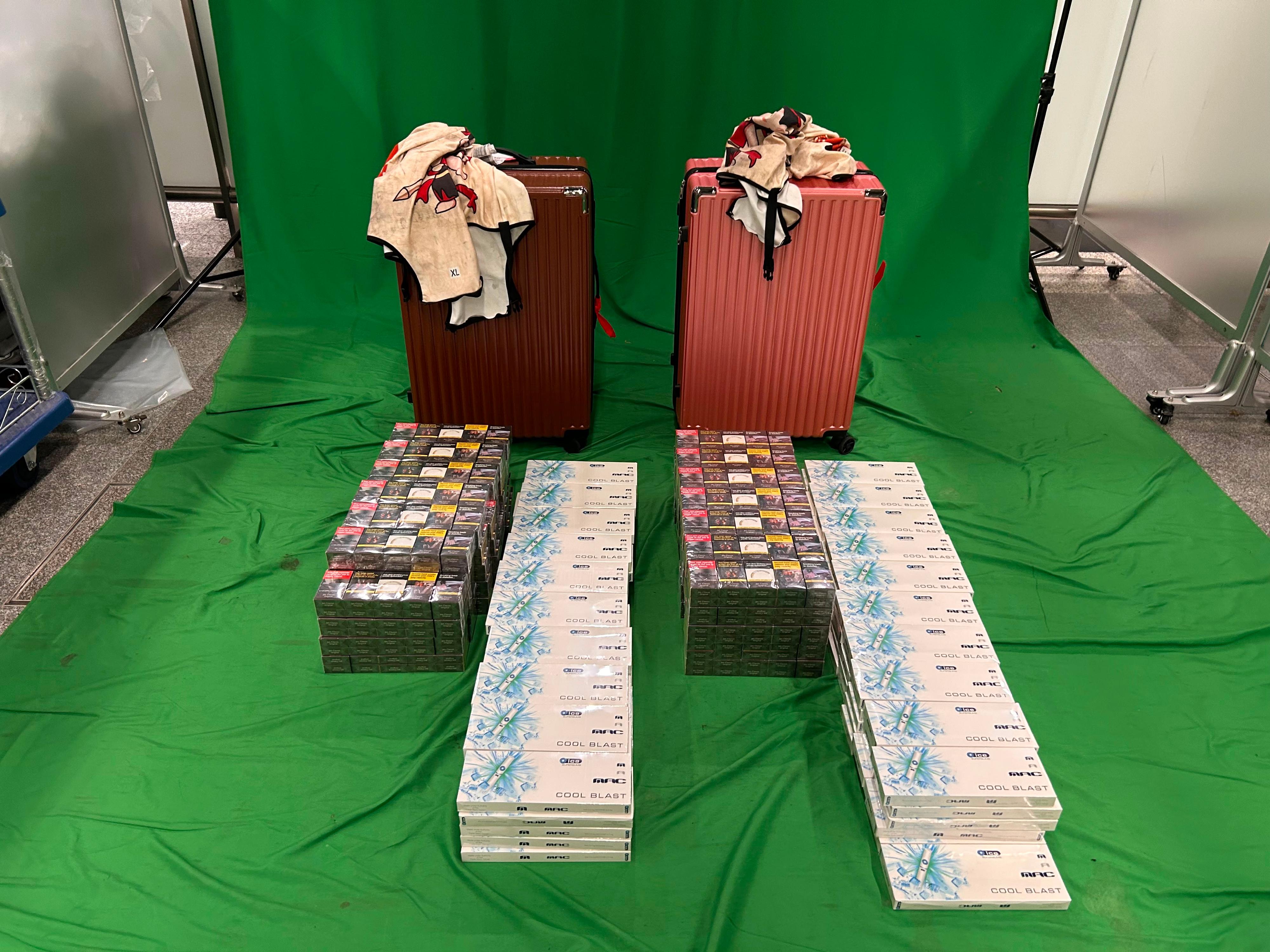三名入境旅客因管有或進口未完稅香煙及未有向海關人員作出申報,違反《應課稅品條例》,今日(六月十一日)在裁判法院分別被判處監禁四星期至五個月及罰款一千元。圖示於一名四十九歲女旅客的個人行李內檢獲的未完稅香煙。
