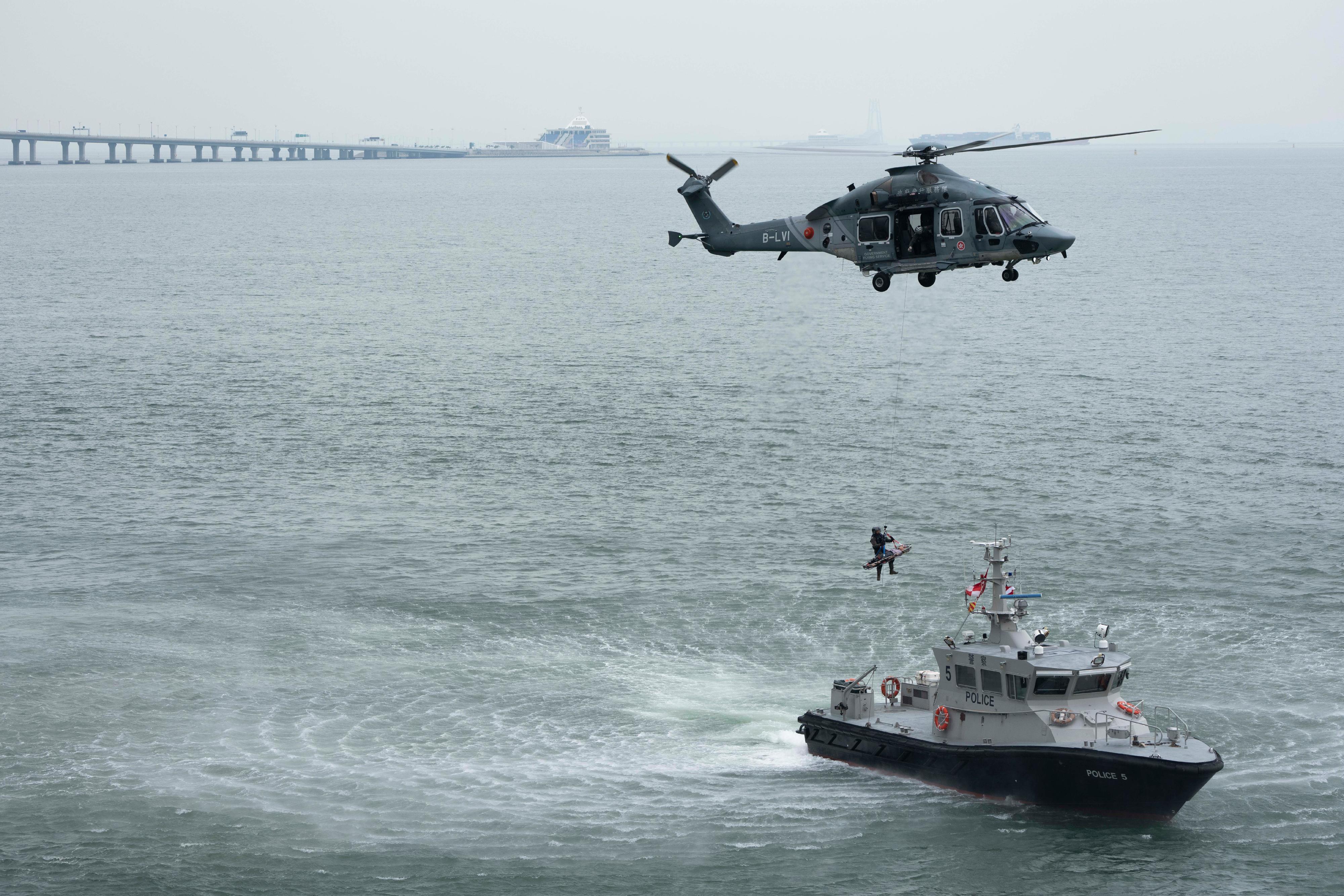 警務處新界南總區今日 (六月十一日)聯同多個政府部門及機構在港珠澳大橋香港連接路進行代號「炬輝」(BRIGHTTORCH) 的跨部門重大事故演習。圖示政府飛行服務隊人員拯救一名墮海人士。
