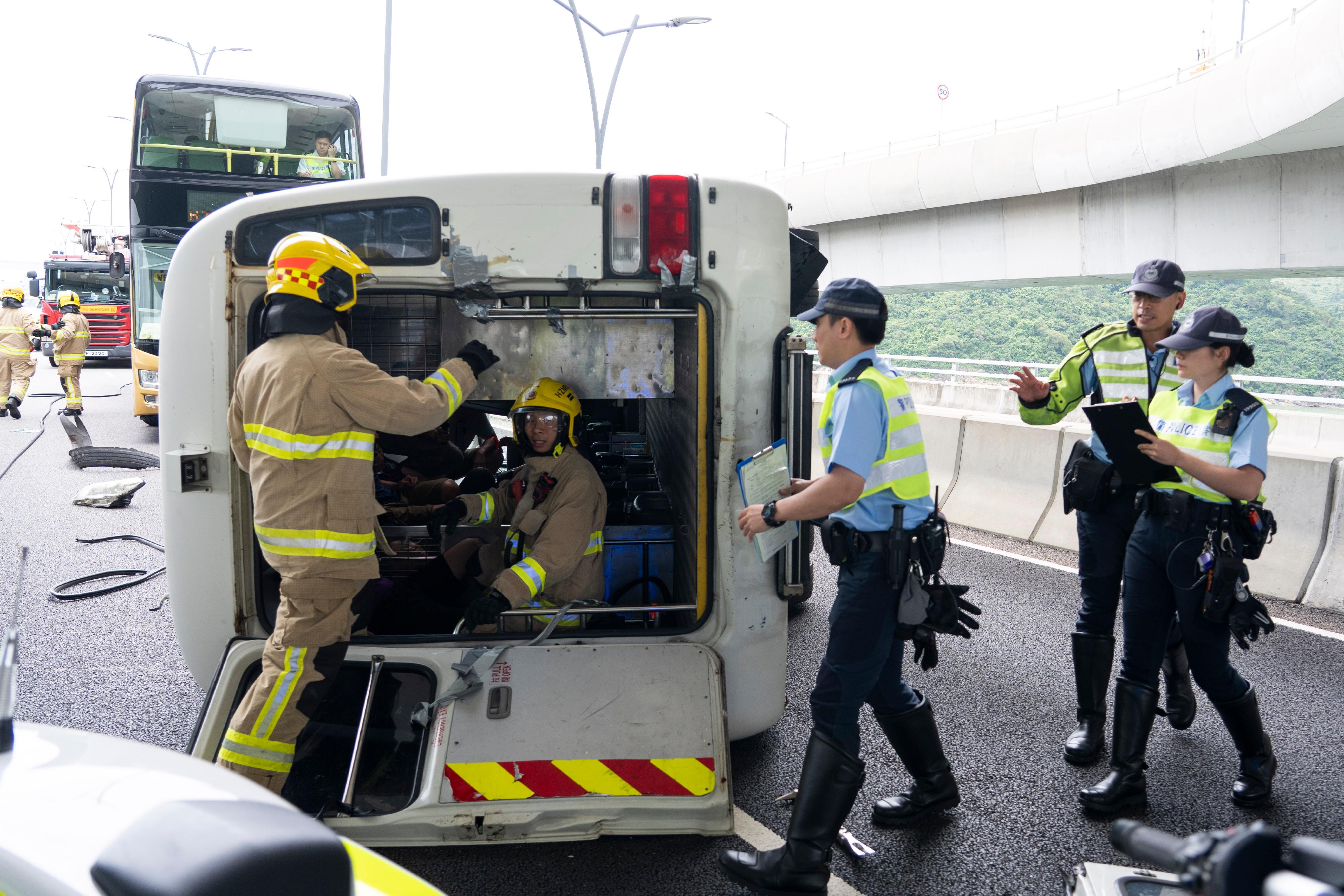 The New Territories South Region of the Hong Kong Police Force, together with various government departments and organisations, conducted an inter-departmental major incident exercise codenamed "BRIGHTTORCH" today (June 11) on the Hong Kong-Zhuhai-Macao Bridge Hong Kong Link Road. The exercise simulated a serious traffic accident involving several vehicles.