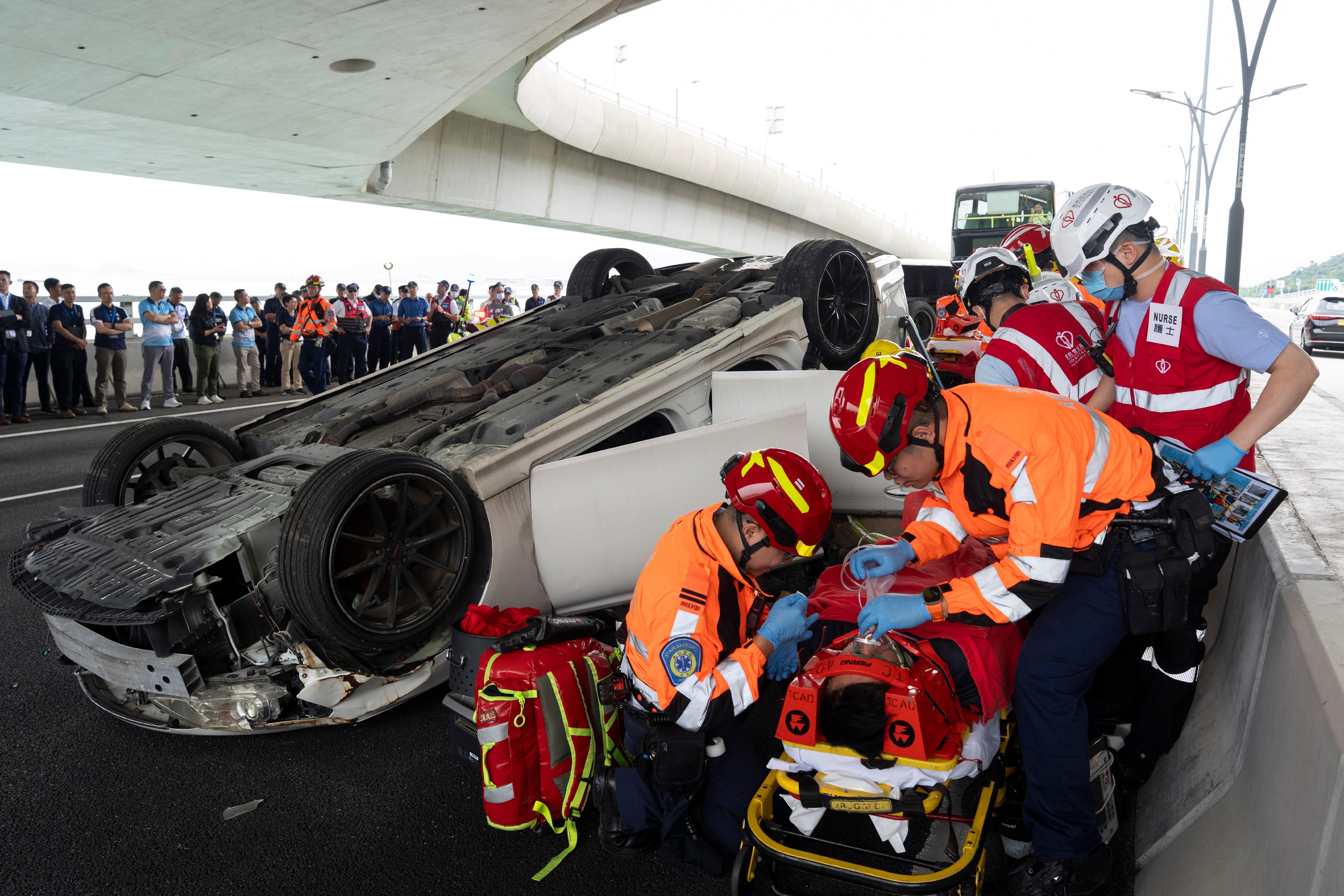 The New Territories South Region of the Hong Kong Police Force, together with various government departments and organisations, conducted an inter-departmental major incident exercise codenamed "BRIGHTTORCH" today (June 11) on the Hong Kong-Zhuhai-Macao Bridge Hong Kong Link Road. Photo shows officers rendering emergency care to the injured.