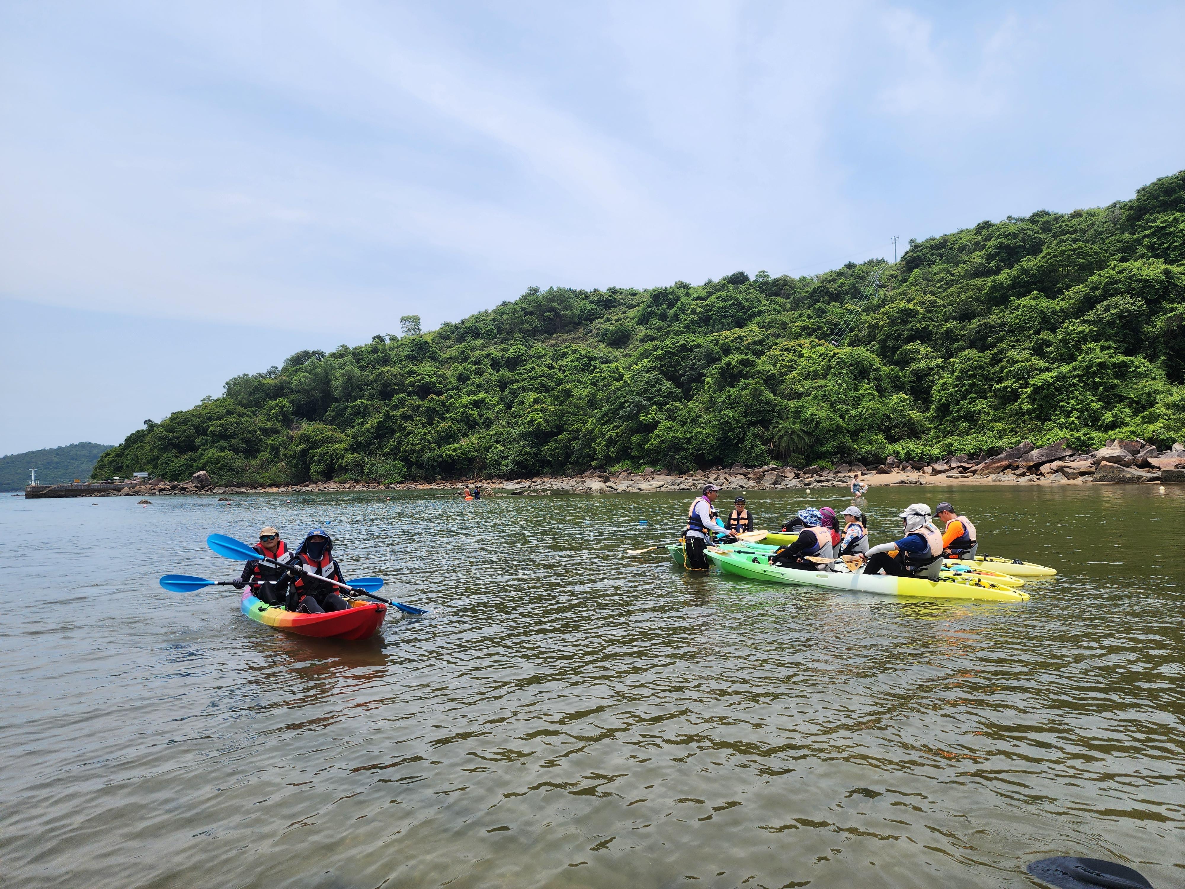 為慶祝海岸公園成立三十周年,漁農自然護理署將聯同伙伴機構推出多項生態導賞活動,透過親身體驗,推動市民以友善、負責任和可持續的方式探索和珍惜海洋。獨木舟生態探險之旅由生態學家帶領市民以獨木舟探索獨特的自然景觀,認識海洋生態系統,學習親海禮儀。
