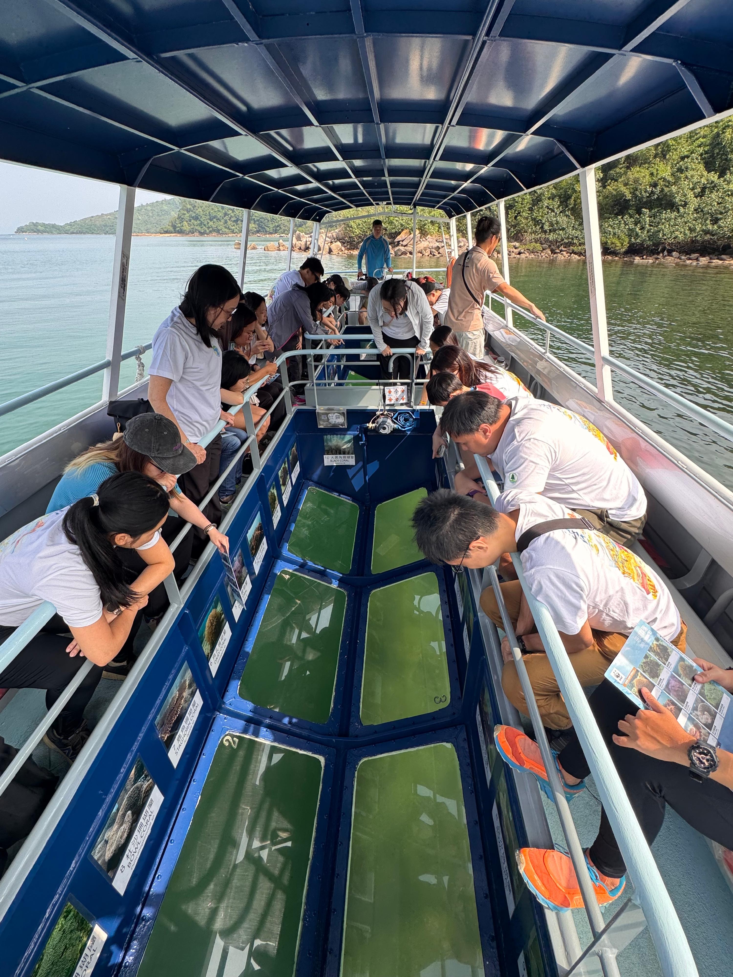 為慶祝海岸公園成立三十周年,漁農自然護理署將聯同伙伴機構推出多項生態導賞活動,透過親身體驗,推動市民以友善、負責任和可持續的方式探索和珍惜海洋。海下生態探索日帶領市民乘坐玻璃底船探索海下灣海岸公園的水底景觀,以及參觀海下遊客中心和參與紙黏土工作坊。