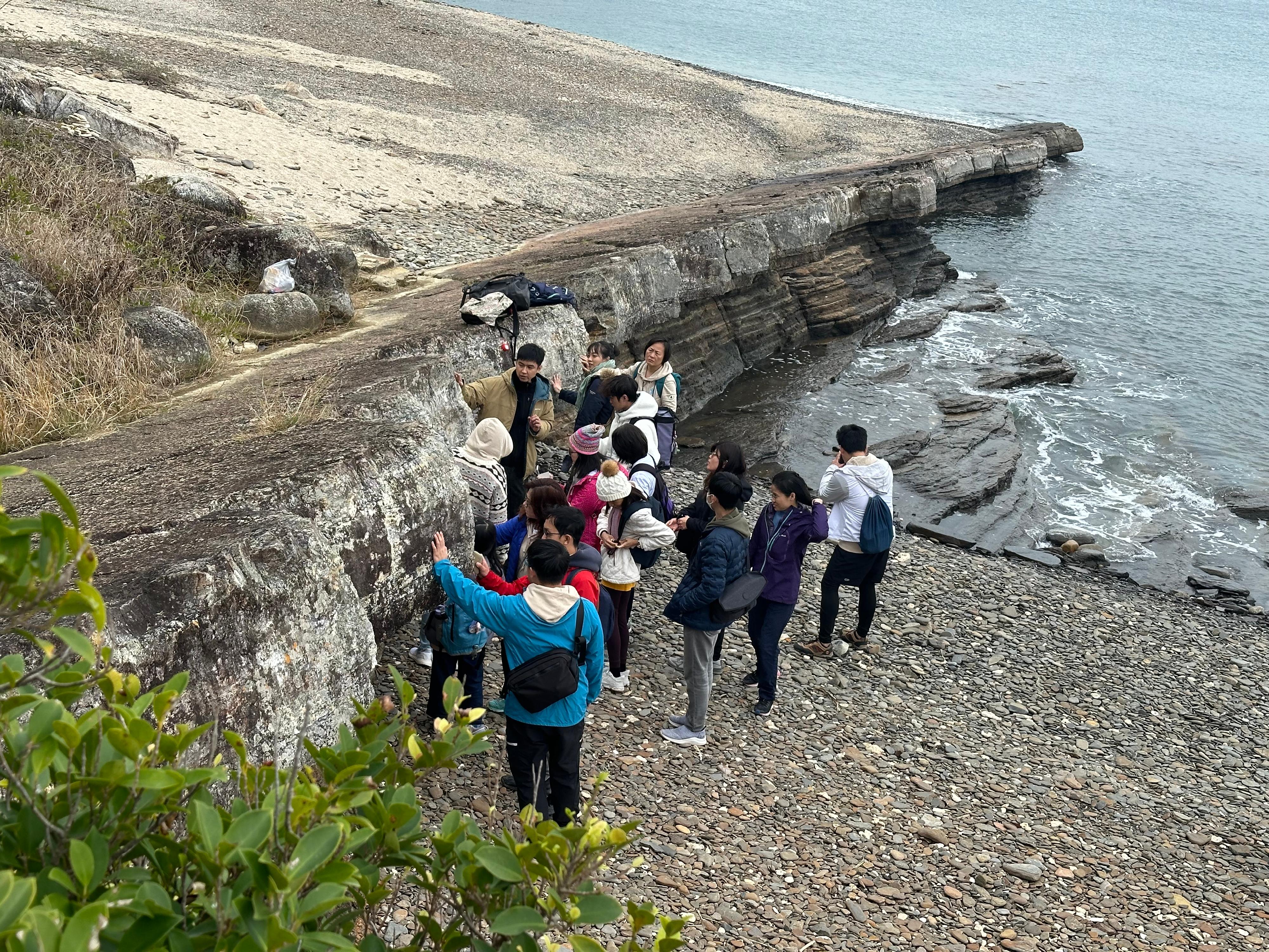 為慶祝海岸公園成立三十周年,漁農自然護理署將聯同伙伴機構推出多項生態導賞活動,透過親身體驗,推動市民以友善、負責任和可持續的方式探索和珍惜海洋。東平洲自然寶藏探索之旅由導覽員引領市民深入了解島嶼的生態和探索島上多樣化的海岸生境。