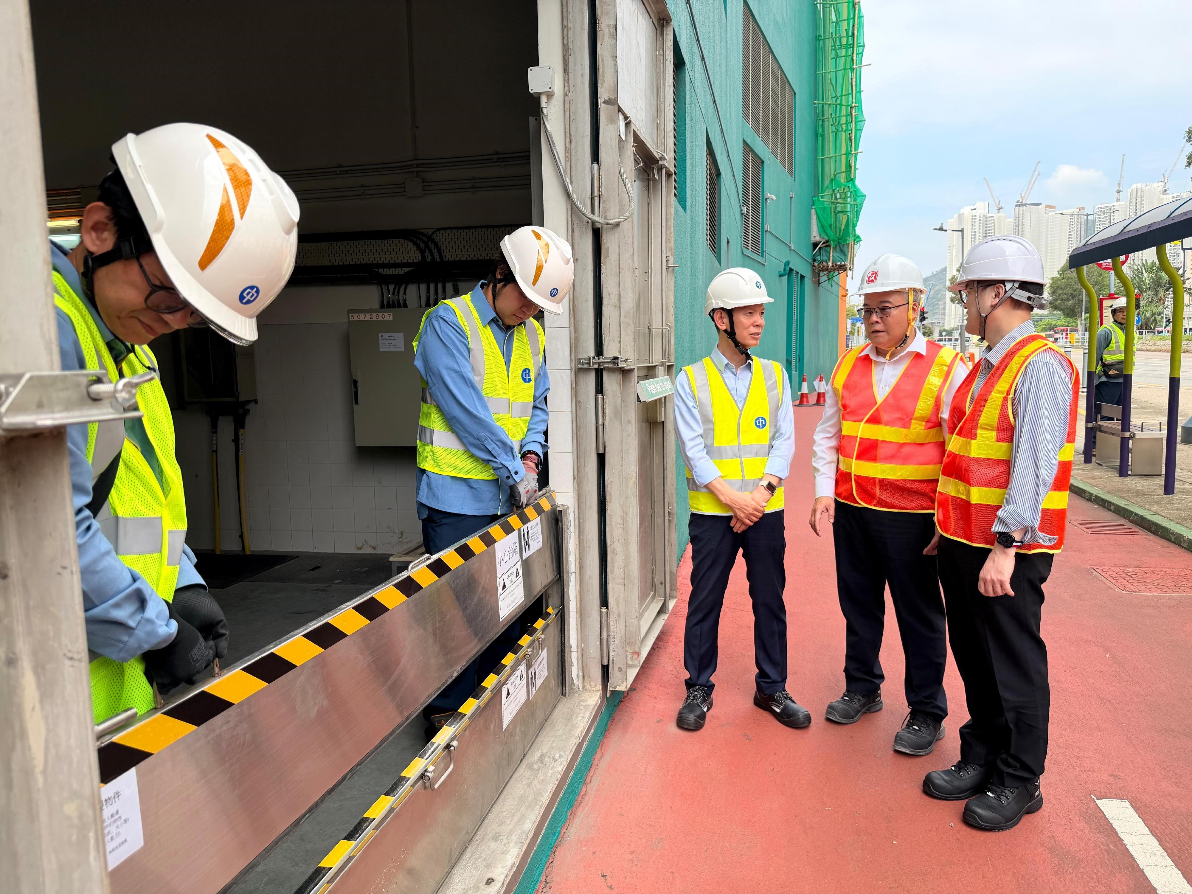 The Director of Electrical and Mechanical Services, Mr Poon Kwok-ying (second right), accompanied by senior management of CLP Power Hong Kong Limited (CLP), visited Tuen Mun today (June 12) to inspect flood gates installed at a CLP substation to protect the substation from heavy rainstorms and floodings.