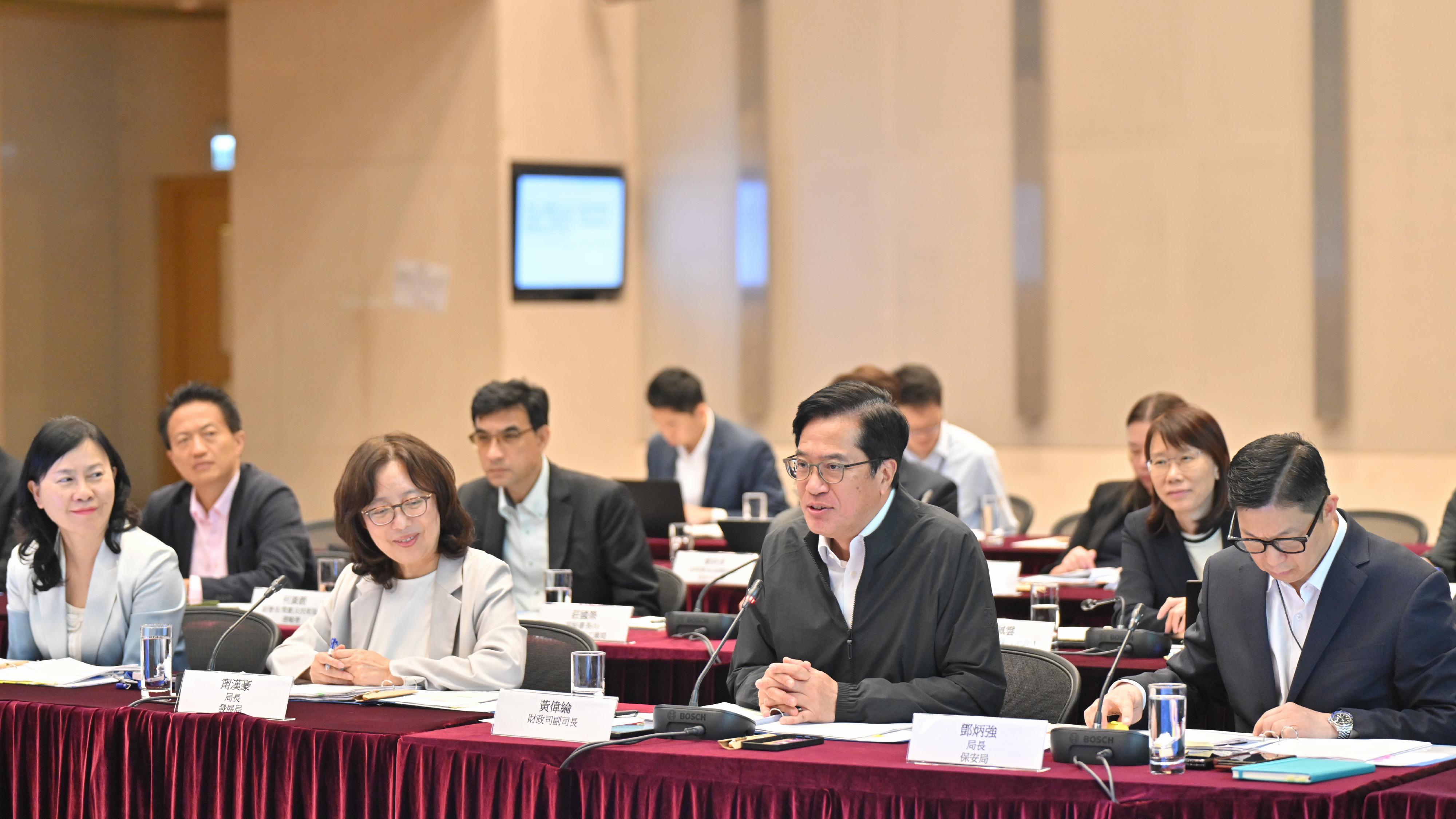財政司副司長黃偉綸今日(六月十二日)率領香港特別行政區政府代表團,與深圳市常務副市長陶永欣率領的深圳市政府代表團,在香港舉行「對接北部都會區發展策略專班」會議。圖示黃偉綸(前排右二)在會議上作開場發言。旁為發展局局長甯漢豪(前排左二)、保安局局長鄧炳強(前排右一)和運輸及物流局局長陳美寶(前排左一)。