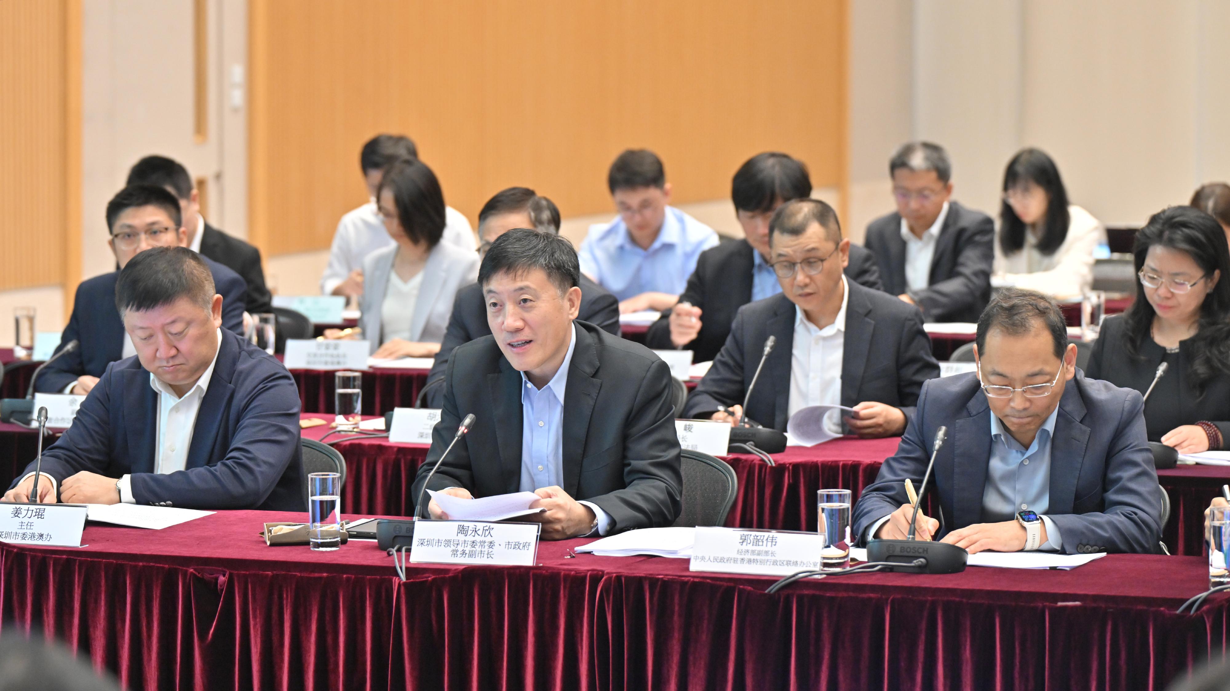 財政司副司長黃偉綸今日(六月十二日)率領香港特別行政區政府代表團,與深圳市常務副市長陶永欣(前排中)率領的深圳市政府代表團,在香港舉行「對接北部都會區發展策略專班」會議。