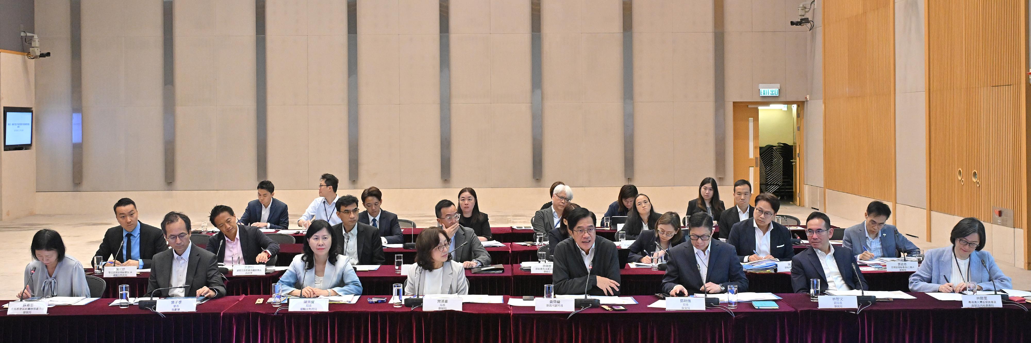 財政司副司長黃偉綸(前排右四)今日(六月十二日)率領香港特別行政區(特區)政府代表團,與深圳市常務副市長陶永欣率領的深圳市政府代表團,在香港舉行「對接北部都會區發展策略專班」會議。出席今日會議的特區政府官員還包括發展局局長甯漢豪(前排左四)、保安局局長鄧炳強(前排右三)、運輸及物流局局長陳美寶(前排左三)、發展局副局長林智文(前排右二)、規劃署署長葉子季(前排左二)、北部都會區統籌辦事處主任蘇惠思(前排左一)、政制及內地事務局粵港澳大灣區發展專員林雅雯(前排右一)。