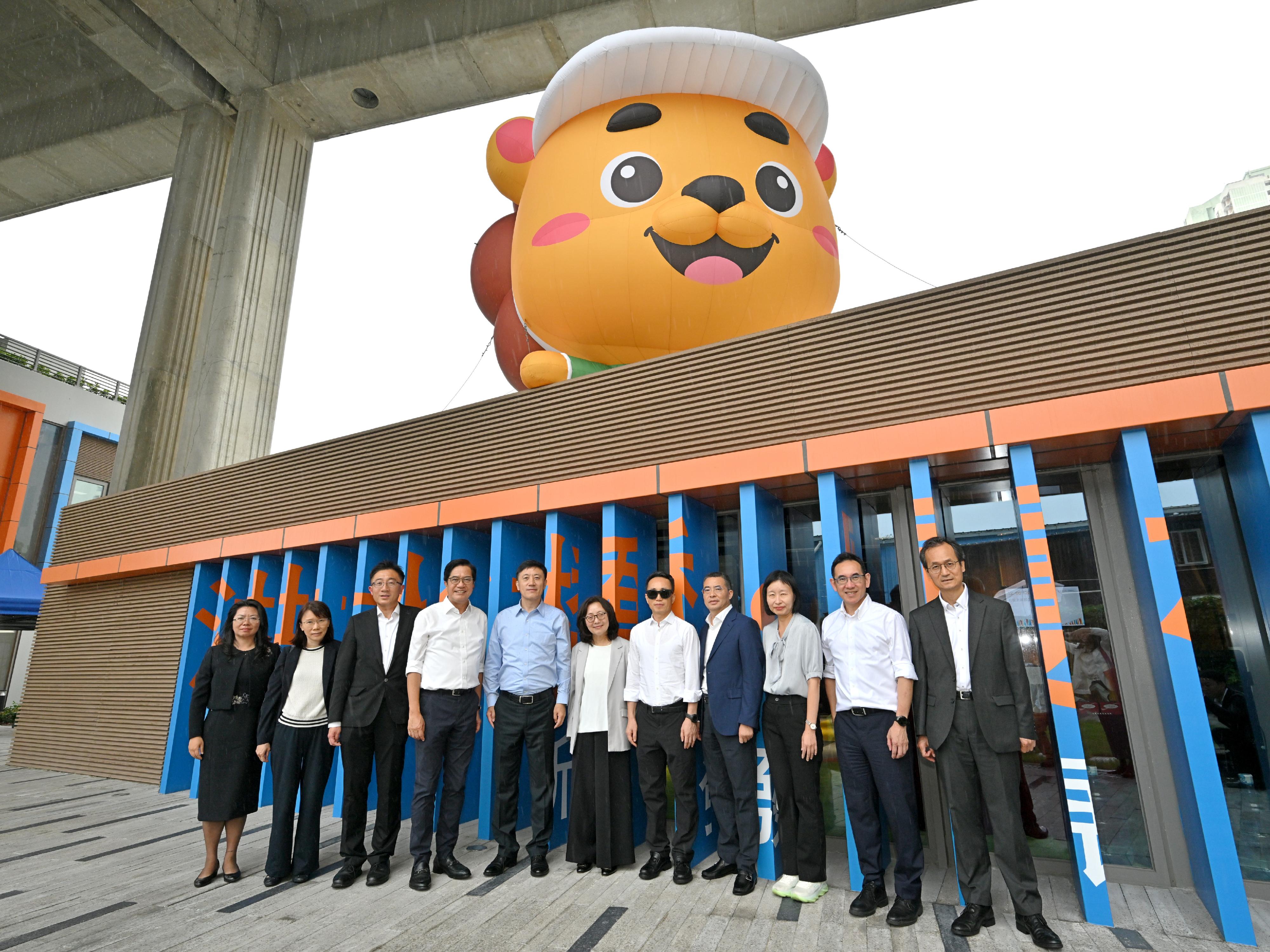 財政司副司長黃偉綸今日(六月十二日)率領香港特別行政區政府代表團,與深圳市常務副市長陶永欣率領的深圳市政府代表團,在香港舉行「對接北部都會區發展策略專班」會議。他們在會議後到訪洪水橋/厦村新發展區社區聯絡中心,了解該新發展區的整體規劃。