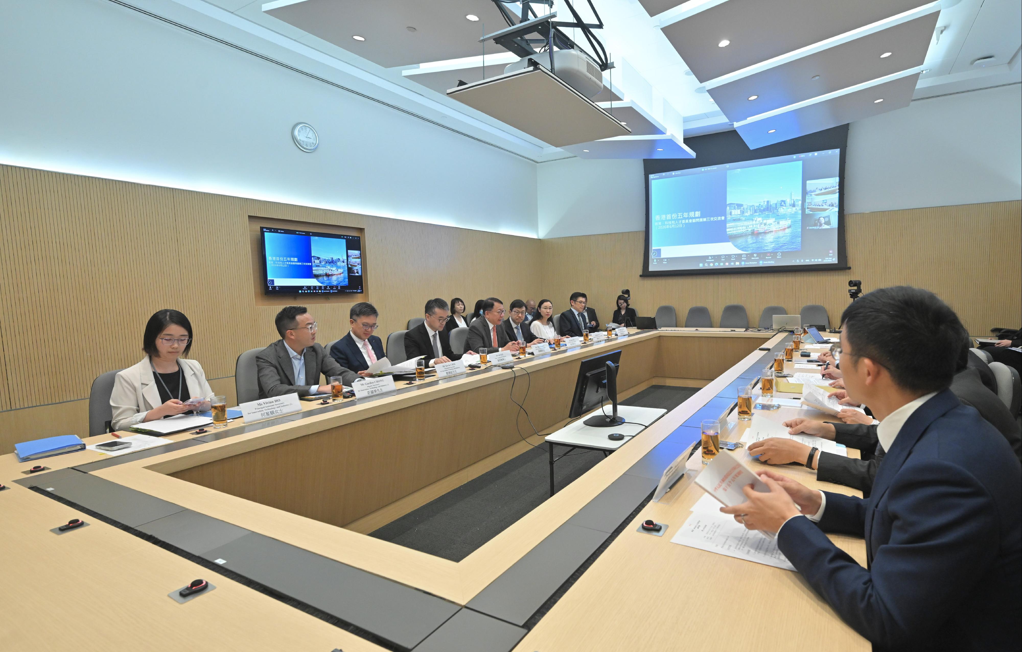 The Committee on Education, Technology and Talents (CETT), chaired by the Chief Secretary for Administration, Mr Chan Kwok-ki, held the third engagement session with the Panel of Advisors to the CETT today (June 12) to gather views from the Panel of Advisors on the formulation of Hong Kong’s first five-year plan.