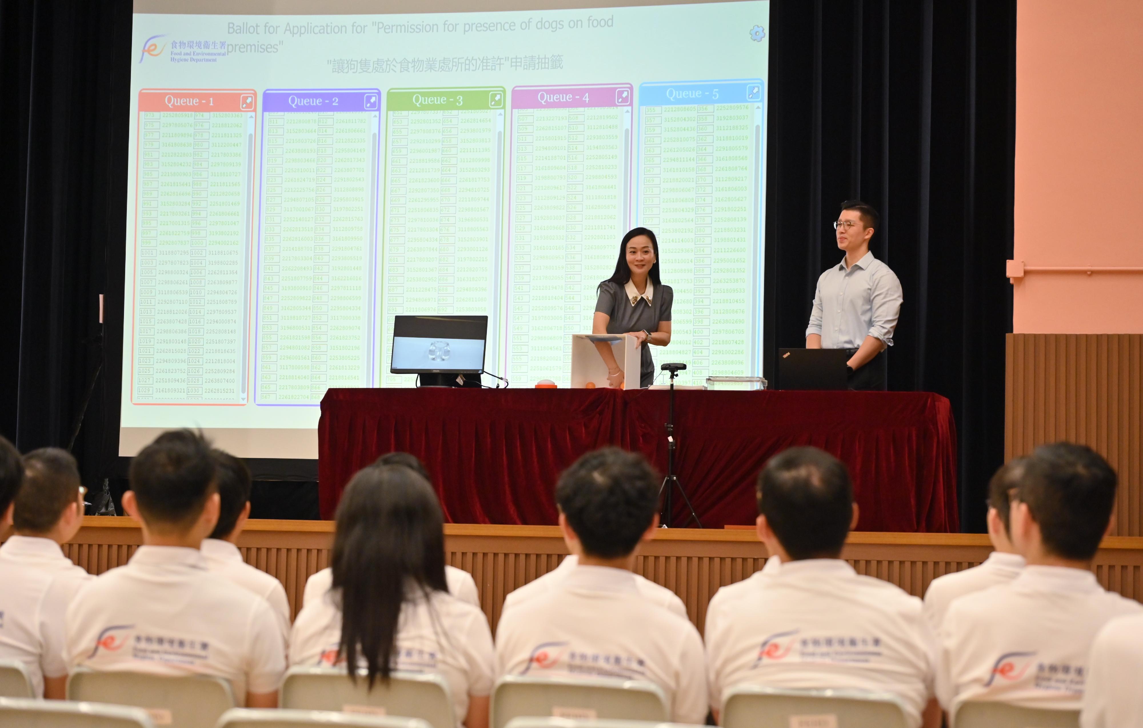 The Food and Environmental Hygiene Department (FEHD) today (June 12) announced that dogs will be allowed to enter permitted food premises starting from July 9. The FEHD conducted an open balloting today and allocated the 1 000 quotas for allowing dogs to enter food premises according to the ballot result. Photo shows the Chairman of the Panel on Food Safety and Environmental Hygiene of the Legislative Council, Ms Chan Hoi-yan (left), officiating the open ballot.