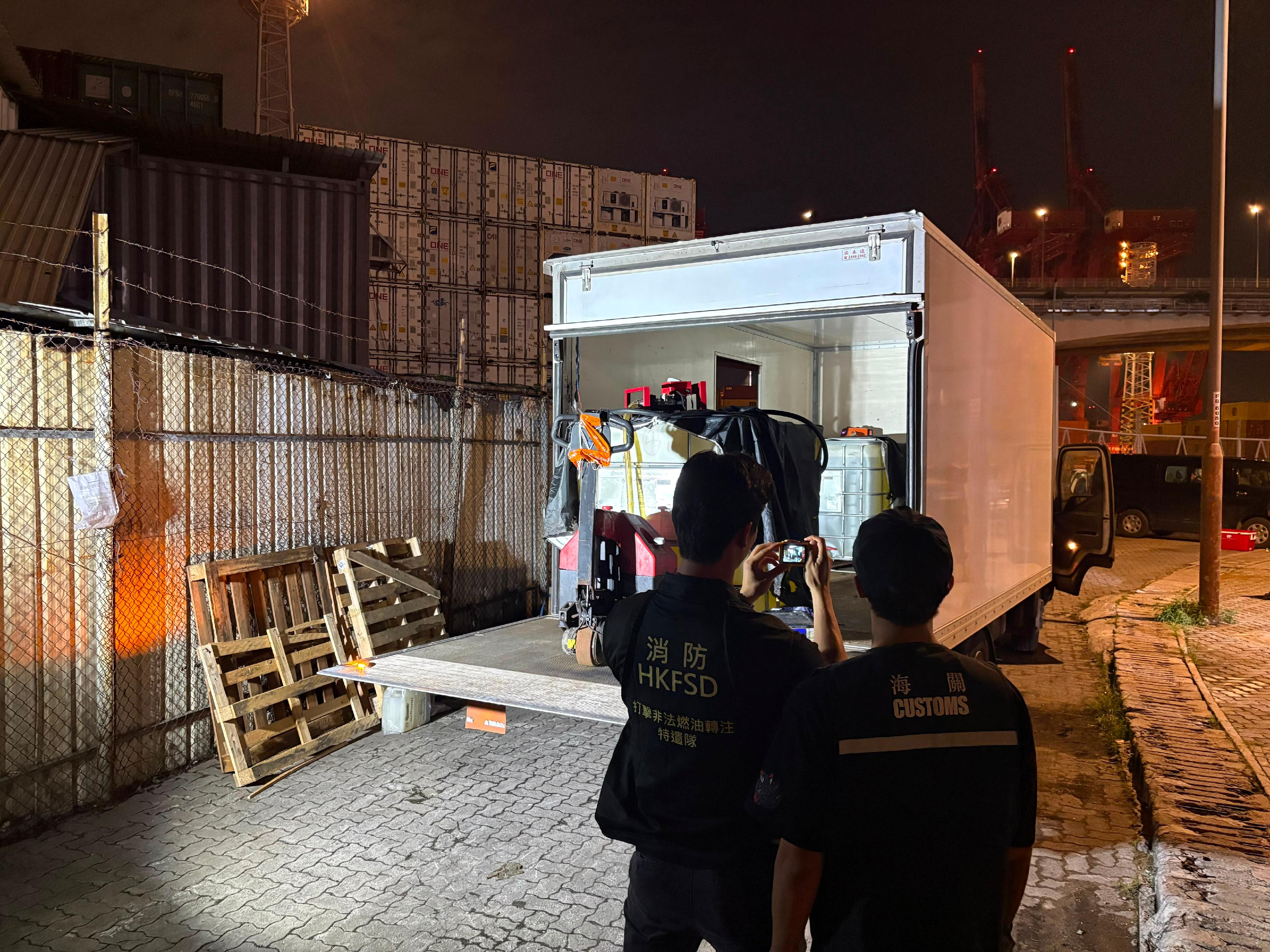 香港海關聯同消防處於六月十日在全港各區進行突擊行動,打擊非法燃油活動。行動中,雙方人員共偵破兩宗相關案件,檢獲共約三千二百公升未完稅汽油,估計市值約十萬四千元,應課稅值約二萬元,並拘捕兩人及檢獲一輛涉案車輛。圖示一個在葵涌搗破的非法流動加油站。