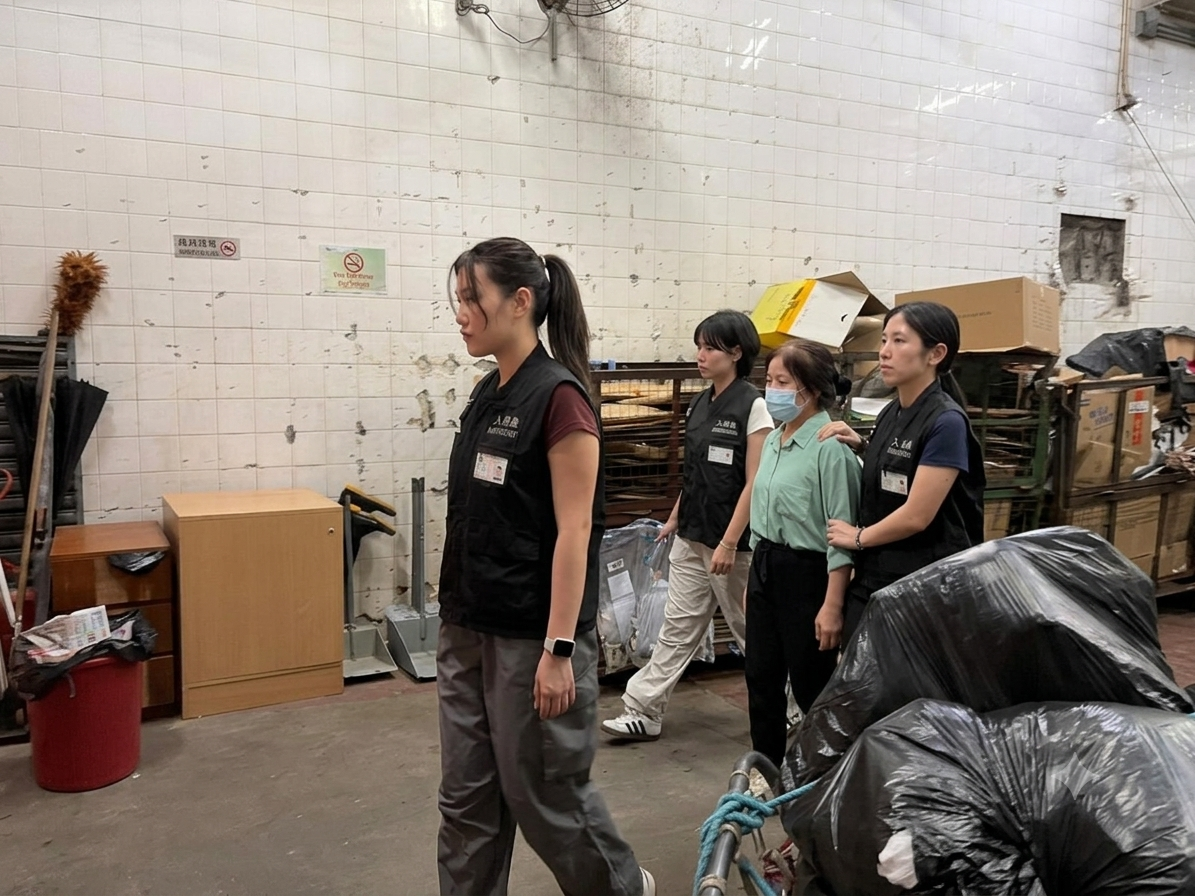 The Immigration Department mounted a series of territory-wide anti-illegal worker operations from June 5 to yesterday (June 11). Photo shows a suspected illegal worker (second right) arrested during an operation.