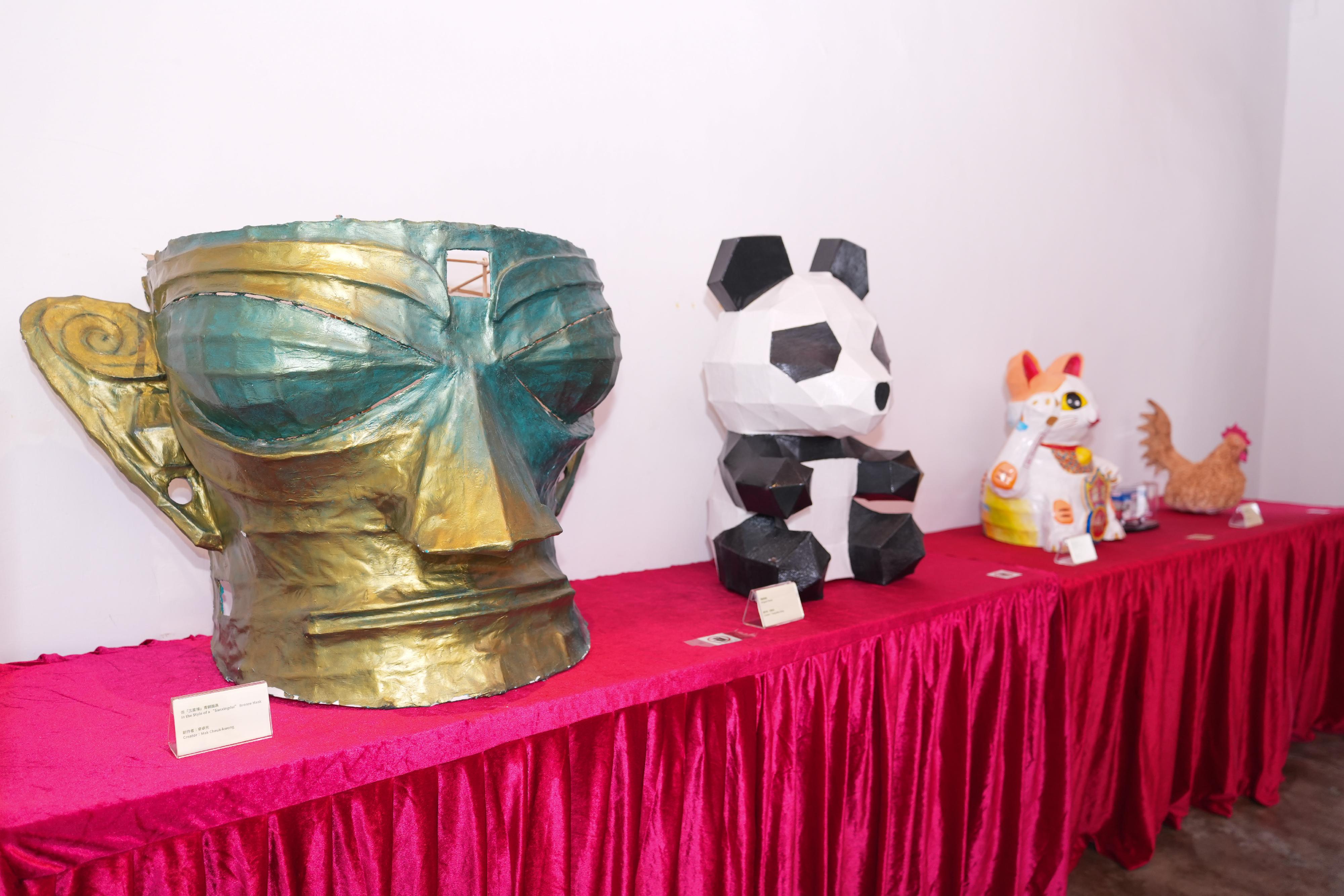 「非遺慶喜．三棟屋多元同樂日」今明兩日（六月十三日和十四日）在香港非物質文化遺產中心舉行。圖示創新紮作品展示。
