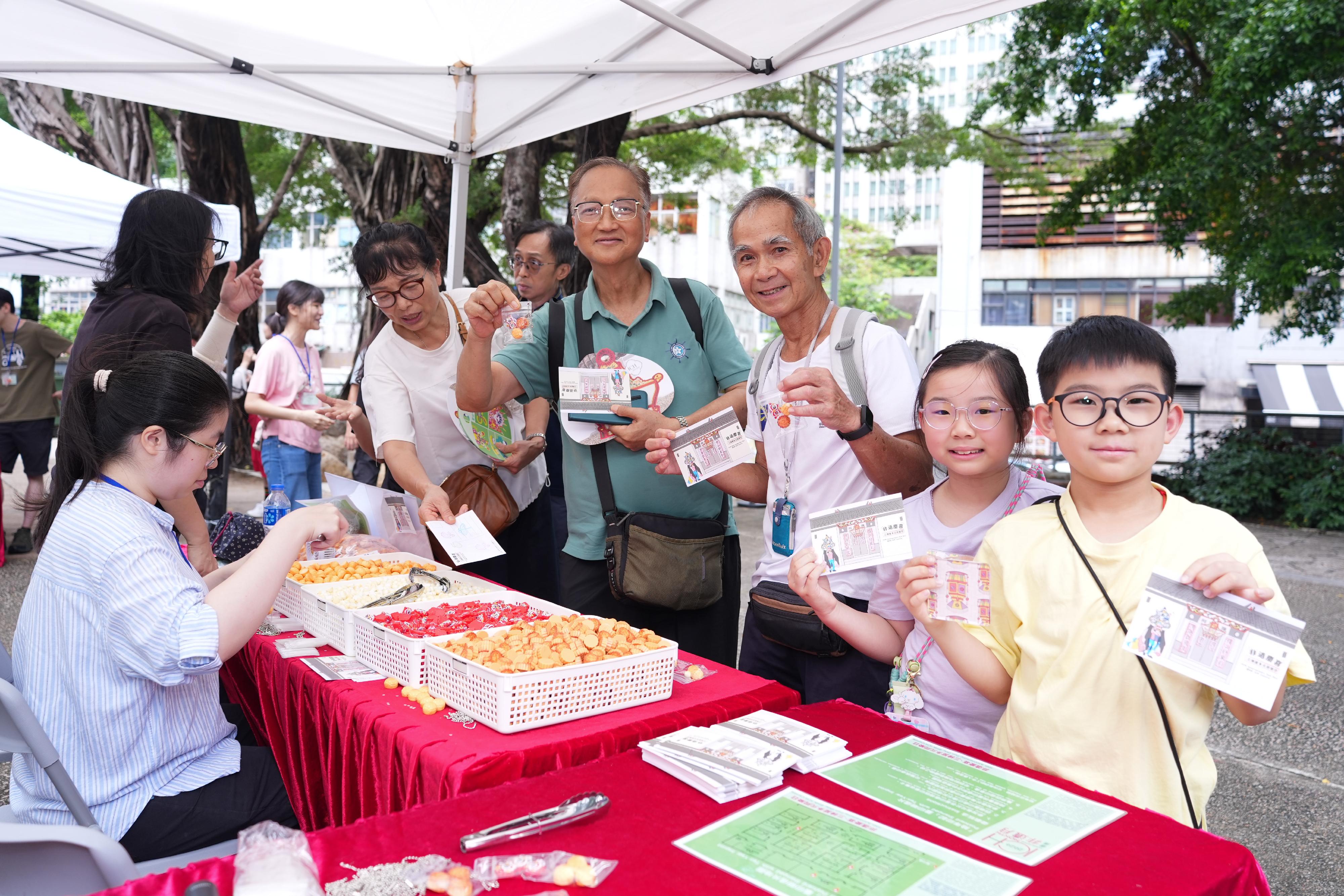The 10th Anniversary Fun Day@HK ICH Centre will be held today and tomorrow (June 13 and 14) at the Hong Kong Intangible Cultural Heritage Centre. Photo shows members of the public stamping postcards with the "Ten-Year Imprint".