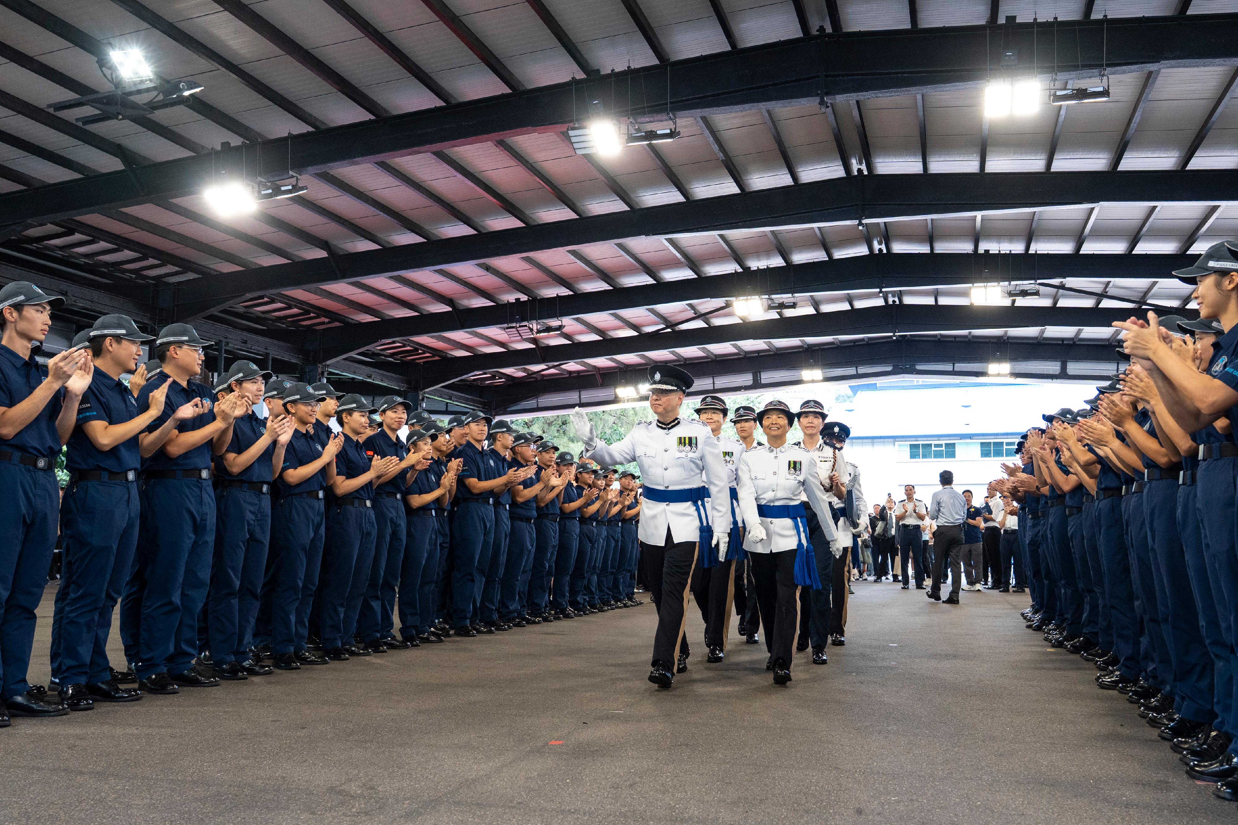 警務處處長周一鳴(前排左一)今日(六月十三日)出席香港警察學院學警預備訓練結業會操後,恭賀結業學員。