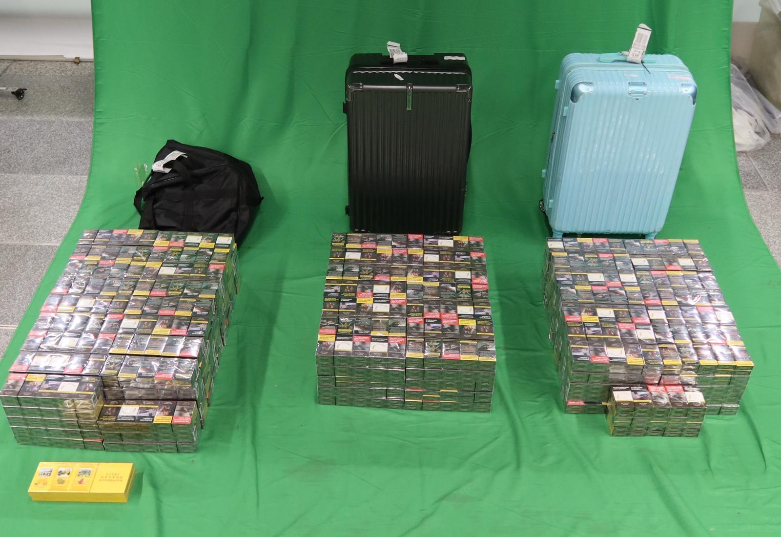兩名入境中國籍男子因進口未完稅香煙及未有向海關人員作出申報，違反《應課稅品條例》，今日（六月十三日）在西九龍裁判法院分別被判處監禁二十八至三十一星期及各罰款二千元。圖示於該名四十九歲中國籍抵港男旅客的個人行李內檢獲的未完稅香煙。
