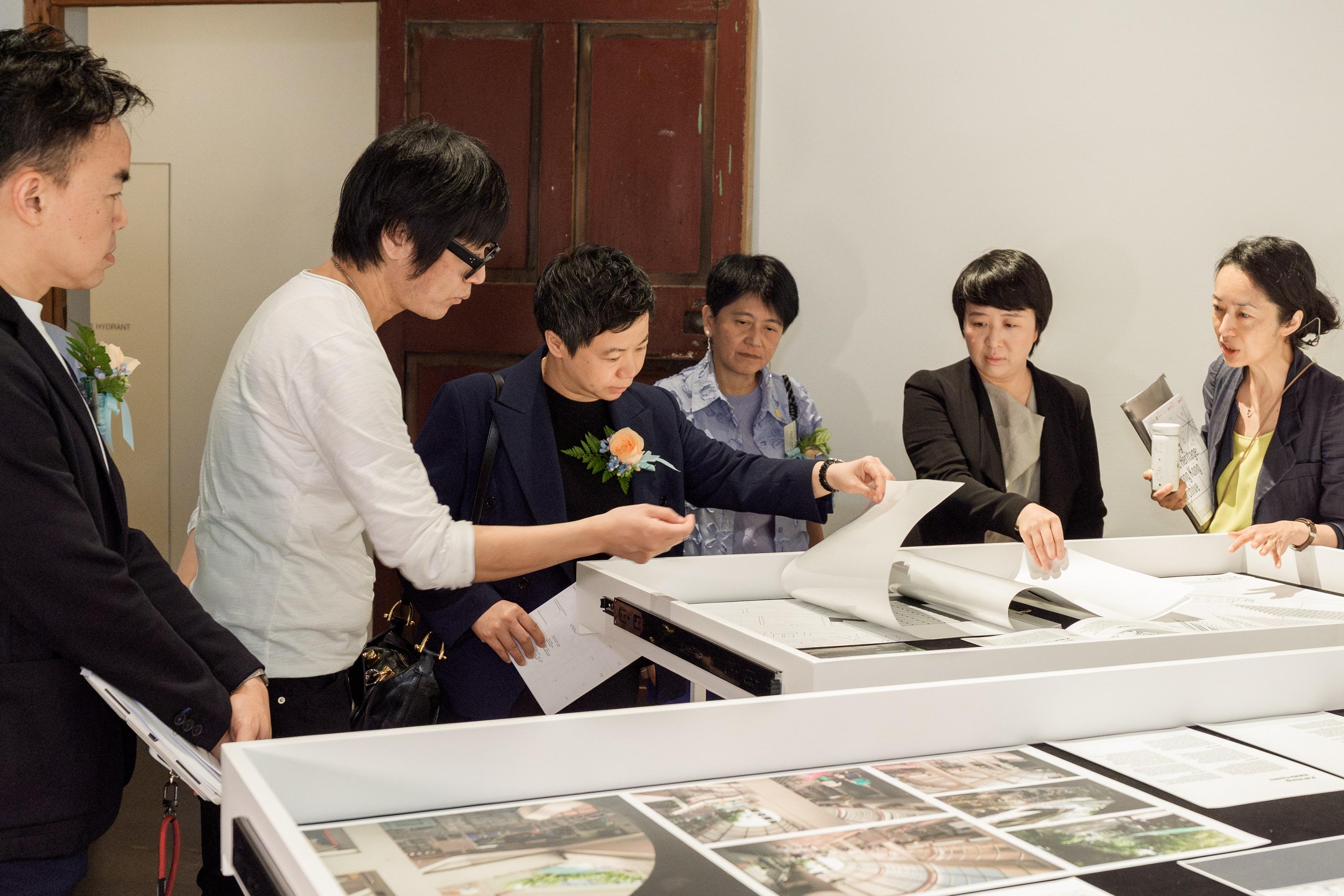 文化體育及旅遊局轄下文創產業發展處資助,香港建築師學會雙年展基金會主辦的上海建築巡迴展由今日(六月十四日)至六月二十七日在上海設計公社舉辦。圖示文創產業專員黎細明(右四)參觀展覽及與策展團隊交流。