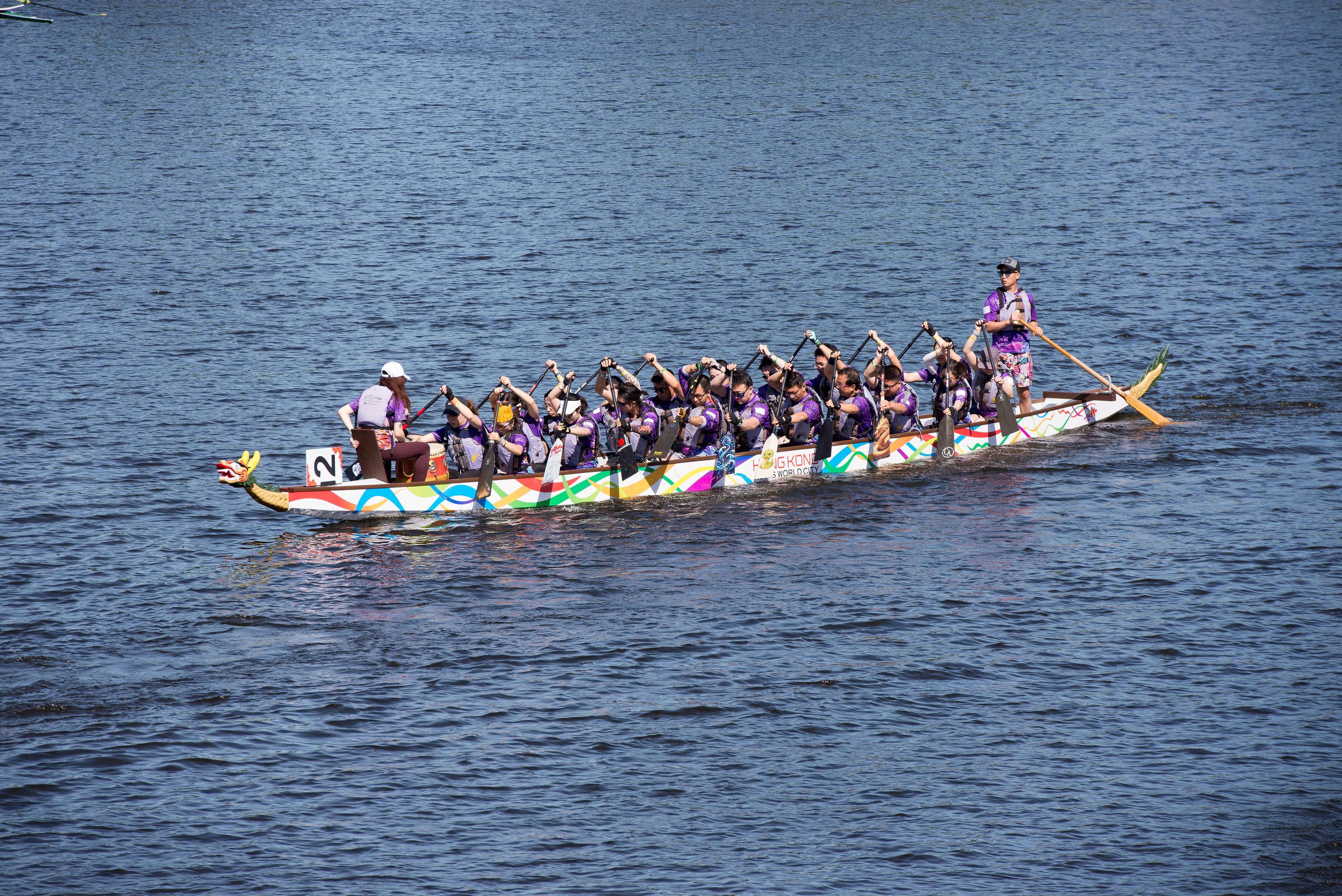 The 47th Boston Hong Kong Dragon Boat Festival was held on June 14 (Boston time), bringing together more than 1 700 paddlers from 72 teams and attracting more than 40 000 spectators. The Hong Kong Economic and Trade Office in New York has donated a new dragon boat to the 47th Boston Hong Kong Dragon Boat Festival.