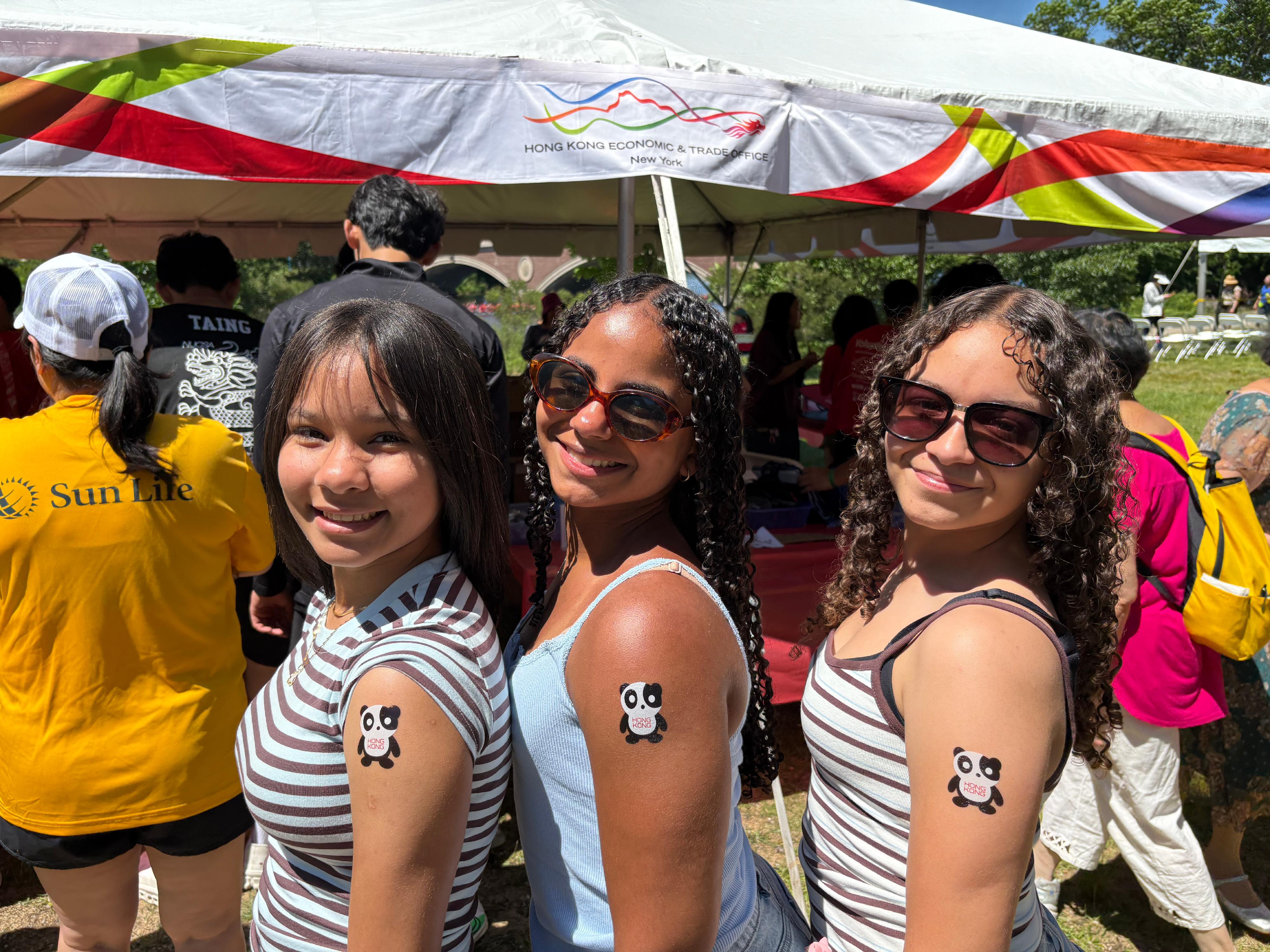 The 47th Boston Hong Kong Dragon Boat Festival was held on June 14 (Boston time), bringing together more than 1 700 paddlers from 72 teams and attracting more than 40 000 spectators. The promotional booth of the Hong Kong Economic and Trade Office in New York attracted significant interest from the participants.