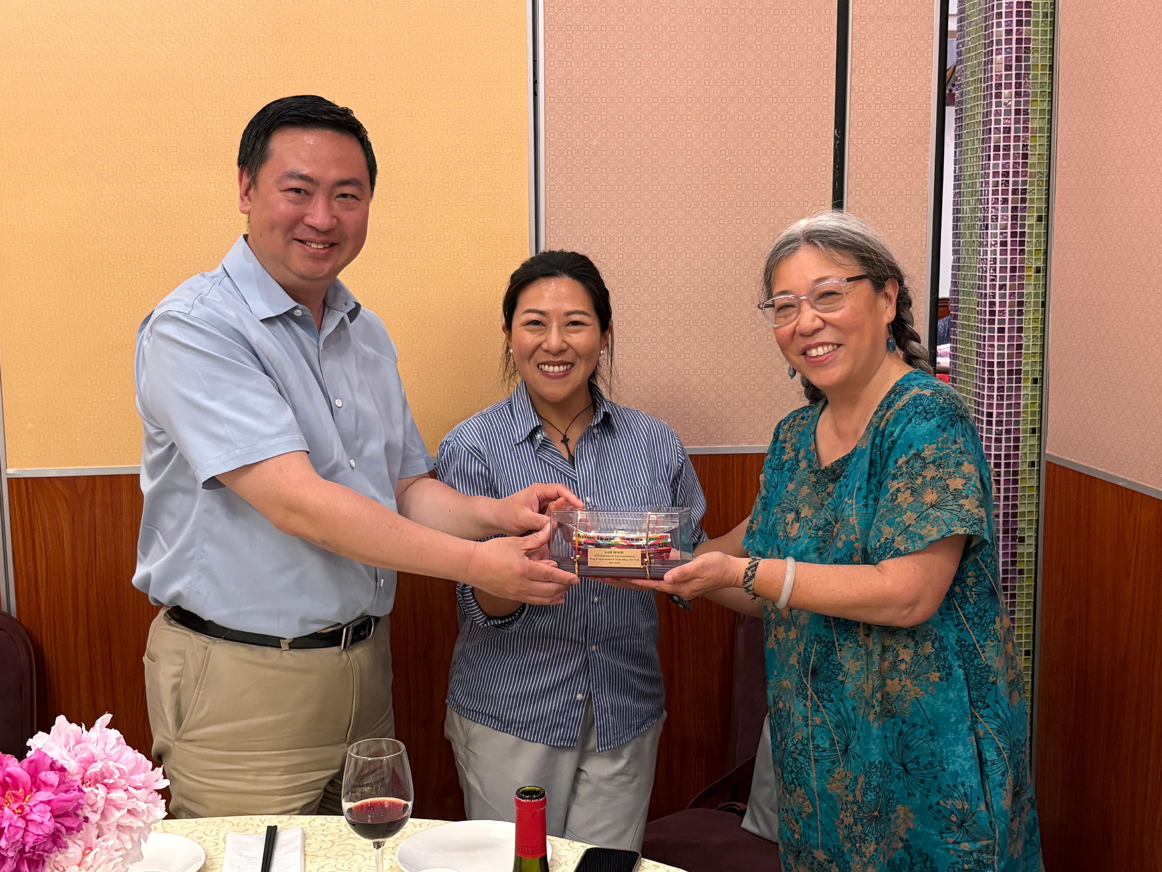 The Hong Kong Economic and Trade Office in New York (New York ETO) hosted a special appreciation dinner for past and present board members of the Boston Hong Kong Dragon Boat Festival on June 13 (Boston time). Photo shows the Director of the New York ETO, Ms Maisie Ho (centre), and the Consul General of the People's Republic of China in New York, Mr Chen Li (left), presenting a commemorative gift to the former President of the Board of Boston Hong Kong Dragon Boat Festival, Ms Gail Wang (right), for her contributions to the annual festival event.