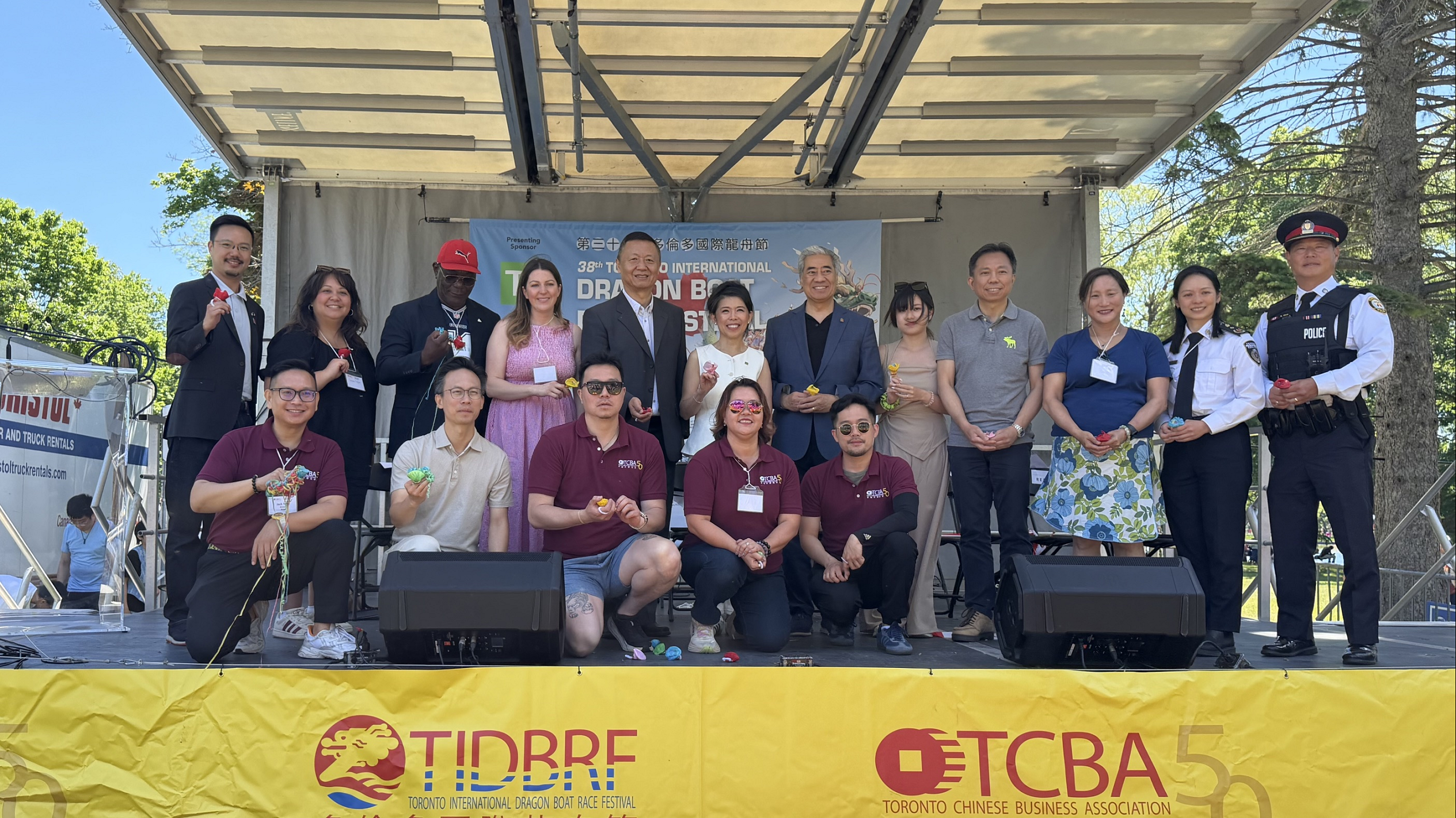 The Director of the Hong Kong Economic and Trade Office (Toronto), Mr Bill Wong (back row, fourth right), officiates at the opening ceremony of the 38th Toronto International Dragon Boat Festival with guests from three levels of government, business sectors and communities on the Centre Island in Toronto, Canada, on June 13 (Toronto time).