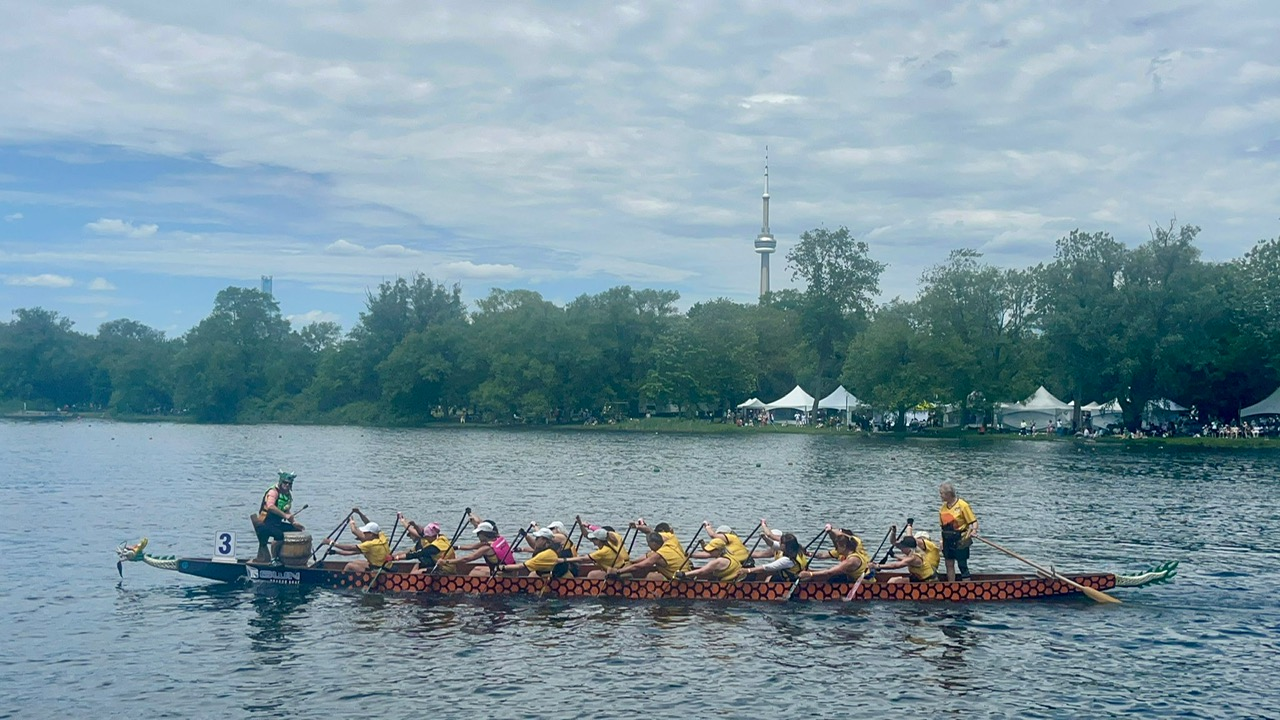 Supported by the Hong Kong Economic and Trade Office (Toronto), the 38th Toronto International Dragon Boat Race Festival was held on the Centre Island in Toronto, Canada, on June 13 and 14 (Toronto time). Photo shows dragon boats racing at the Festival.