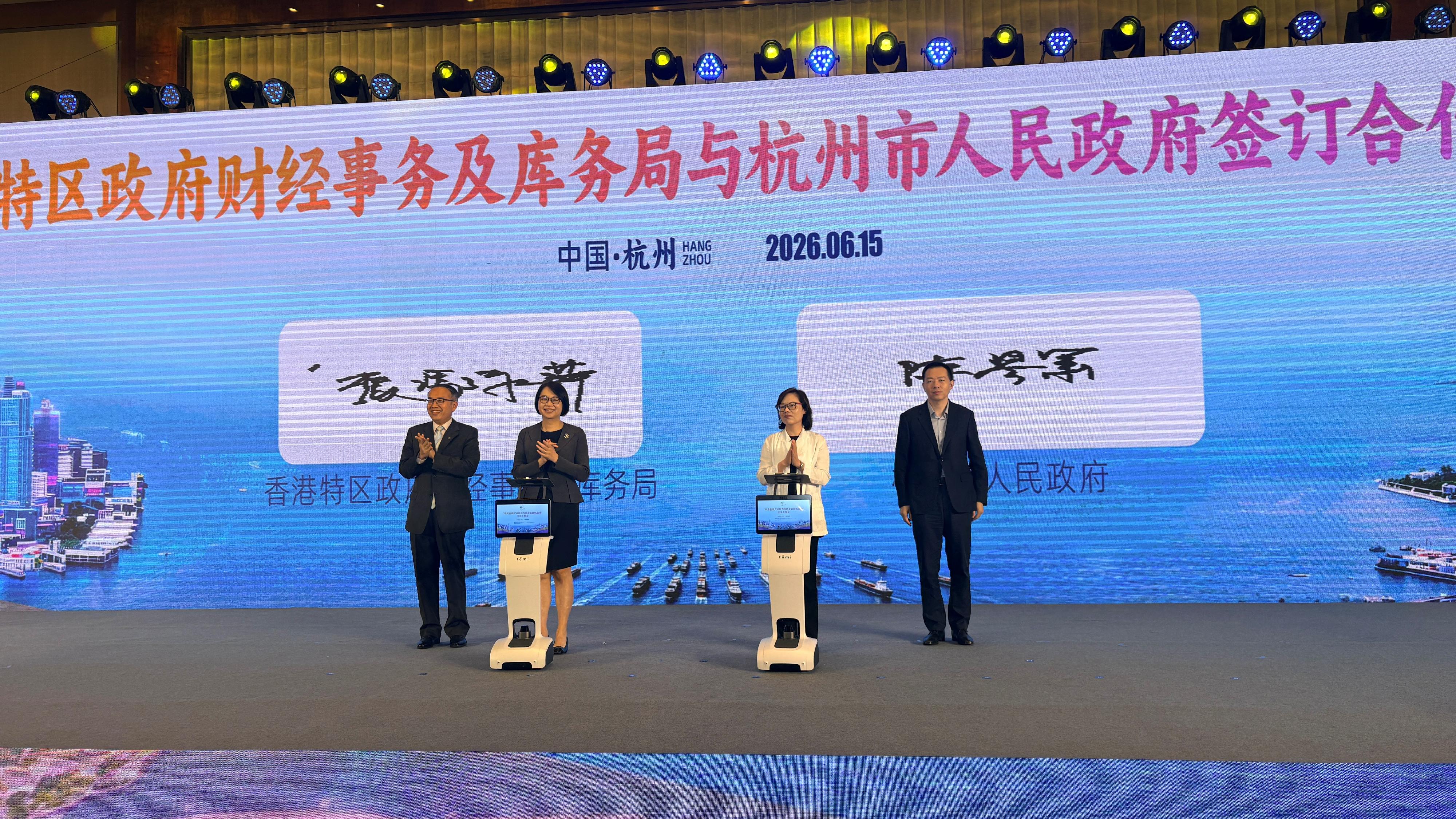 The Secretary for Financial Services and the Treasury, Mr Christopher Hui, attended a networking luncheon themed "Hong Kong financial sector empowering Mainland enterprises to go global" and co-organised by the Hong Kong Economic and Trade Office in Shanghai, Invest Hong Kong and the Department of Commerce of Zhejiang Province in Hangzhou today (June 15). Mr Hui (first left), together with deputy secretary-general and member of the Party Leadership Group of the Hangzhou Municipal Government, Mr Chen Longning (first right), witnessed the signing of a Memorandum of Understanding by the Permanent Secretary for Financial Services and the Treasury (Financial Services), Mrs Angelina Cheung (second left), and the Deputy Director of the Office of the Financial Committee of the Hangzhou Municipal Government and Deputy Director-General of the Hangzhou Municipal Financial Regulatory Bureau, Ms Chen Qinxiao (second right), at the luncheon.