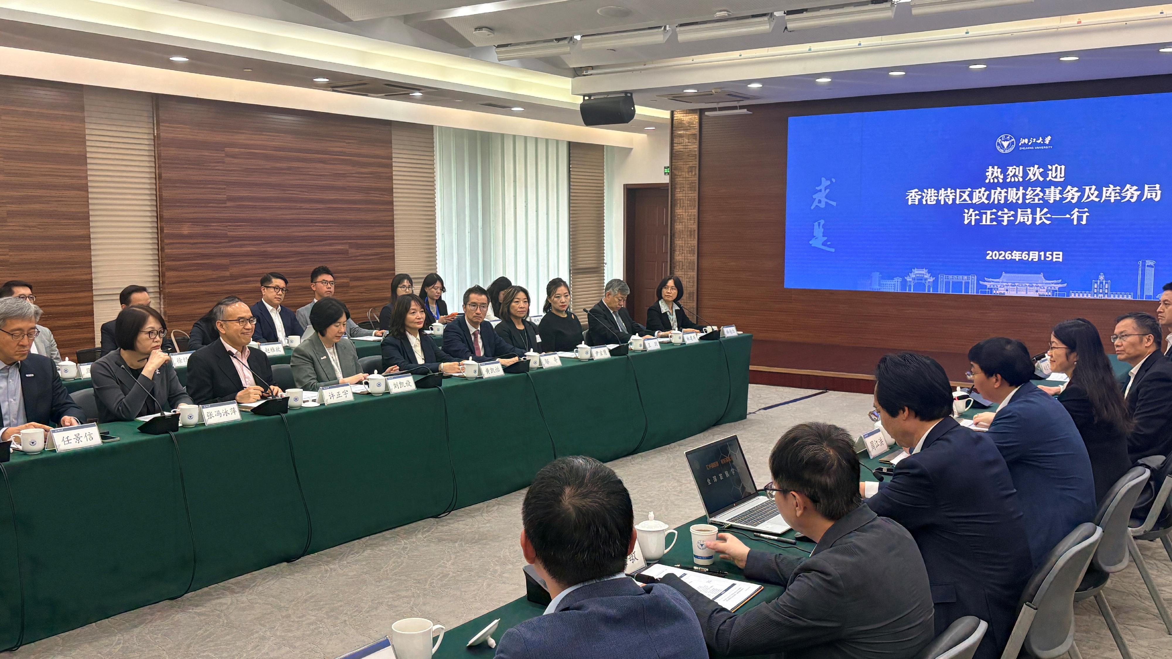The Secretary for Financial Services and the Treasury, Mr Christopher Hui, led a delegation to Hangzhou and visited the Institute of Global Development of Zhejiang University today (June 15). Photo shows Mr Hui (third left, front row), the Permanent Secretary for Financial Services and the Treasury (Financial Services), Mrs Angelina Cheung (second left, front row); the Director-General of Investment Promotion of Invest Hong Kong, Ms Alpha Lau (fourth left, front row); the Director-General of the Office for Attracting Strategic Enterprises, Mr Peter Yan (first left, front row); the Director of the Hong Kong Economic and Trade Office in Shanghai, Ms Veronica Wong (fifth left, front row); and members of the delegation, meeting with the staff members of Zhejiang University.