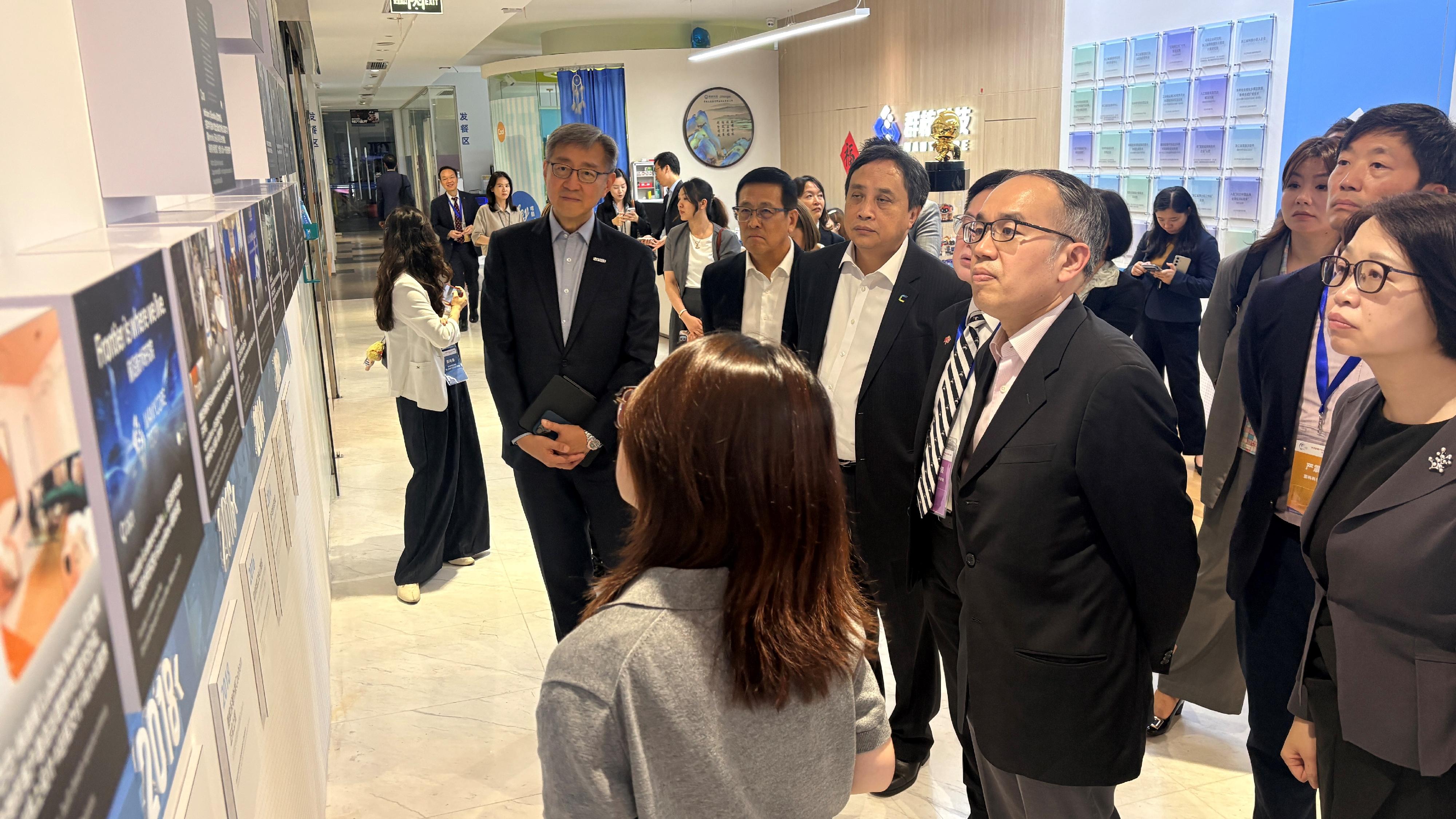 The Secretary for Financial Services and the Treasury, Mr Christopher Hui, led a delegation to Hangzhou and visited Manycore Tech Inc today (June 15). Photo shows Mr Hui (second right), the Permanent Secretary for Financial Services and the Treasury (Financial Services), Mrs Angelina Cheung (first right); the Director-General of the Office for Attracting Strategic Enterprises, Mr Peter Yan (first left); and members of the delegation, touring the exhibition hall of the company.