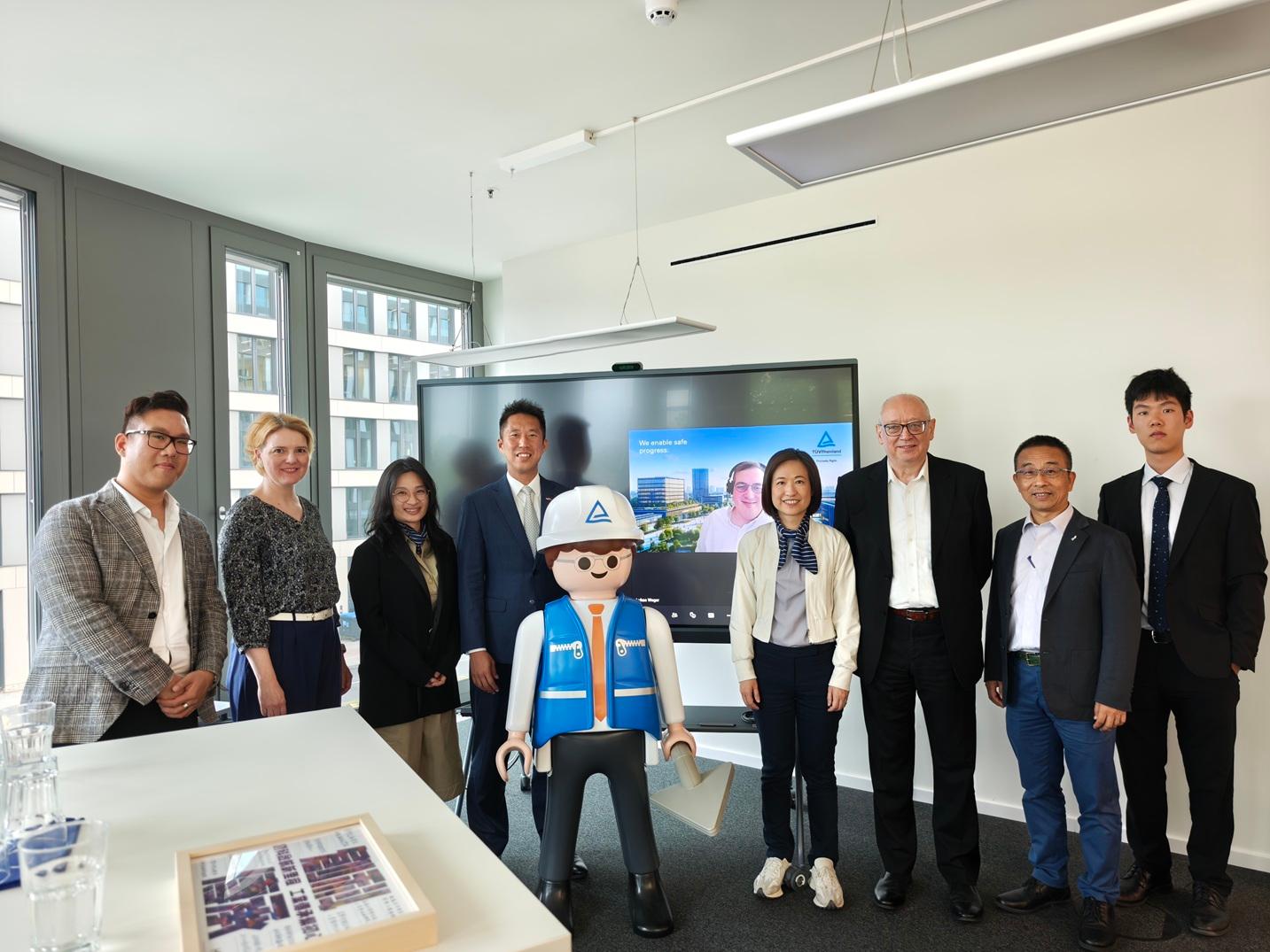 The Hong Kong Economic and Trade Office, Berlin (HKETO Berlin) supported a delegation visit by the Hong Kong Young Industrialists Council (HKYIC) to Berlin, Germany, June 11 and 12 (Berlin time). Photo shows HKETO Berlin and HKYIC members visiting a local company on June 12 (Berlin time).