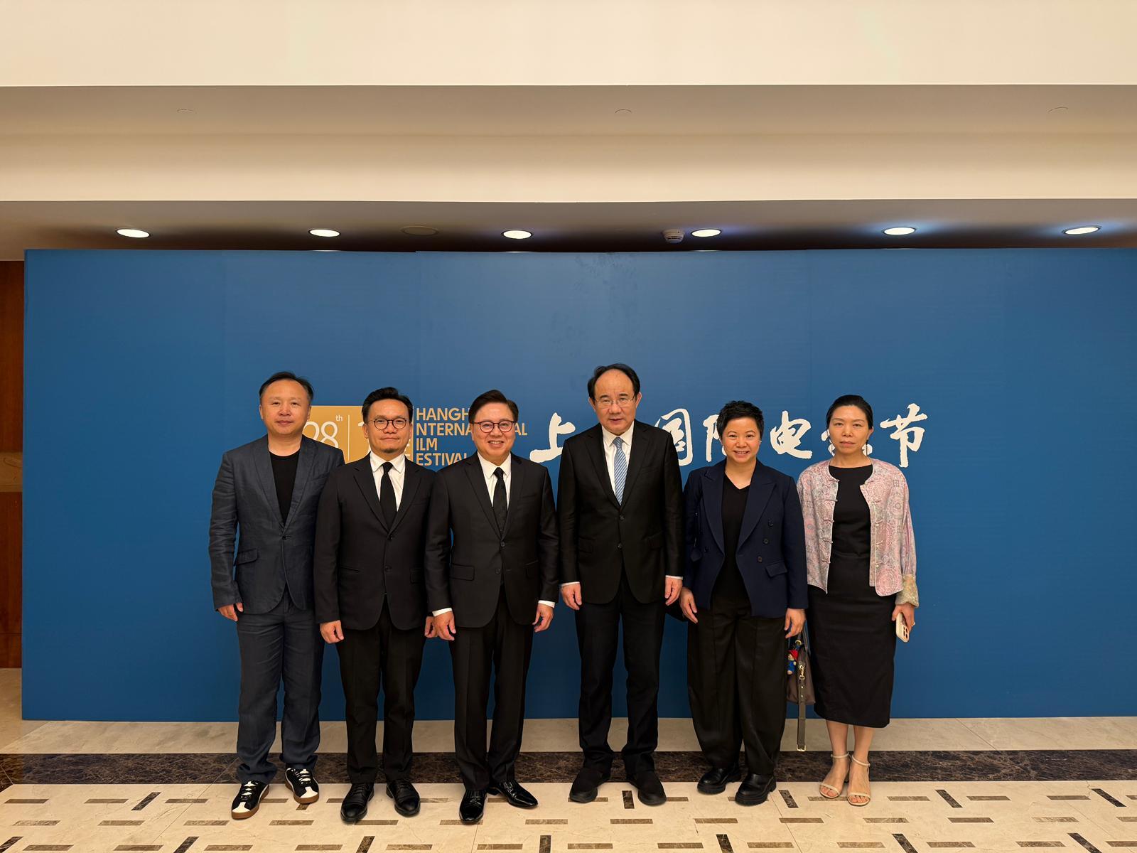 The Cultural and Creative Industries Development Agency of the Culture, Sports and Tourism Bureau and the Hong Kong Film Development Council (FDC) led an industry delegation to participate in the 28th Shanghai International Film Festival. Photo shows Commissioner for Cultural and Creative Industries, Miss Drew Lai (second right); Assistant Commissioner for Cultural and Creative Industries and the Secretary-General of the FDC, Mr Gary Mak (second left) and the Chairman of the FDC, Dr Wilfred Wong (third left), meeting with the Executive Deputy Director-General of the China Film Administration, Mr Mao Yu (third right).