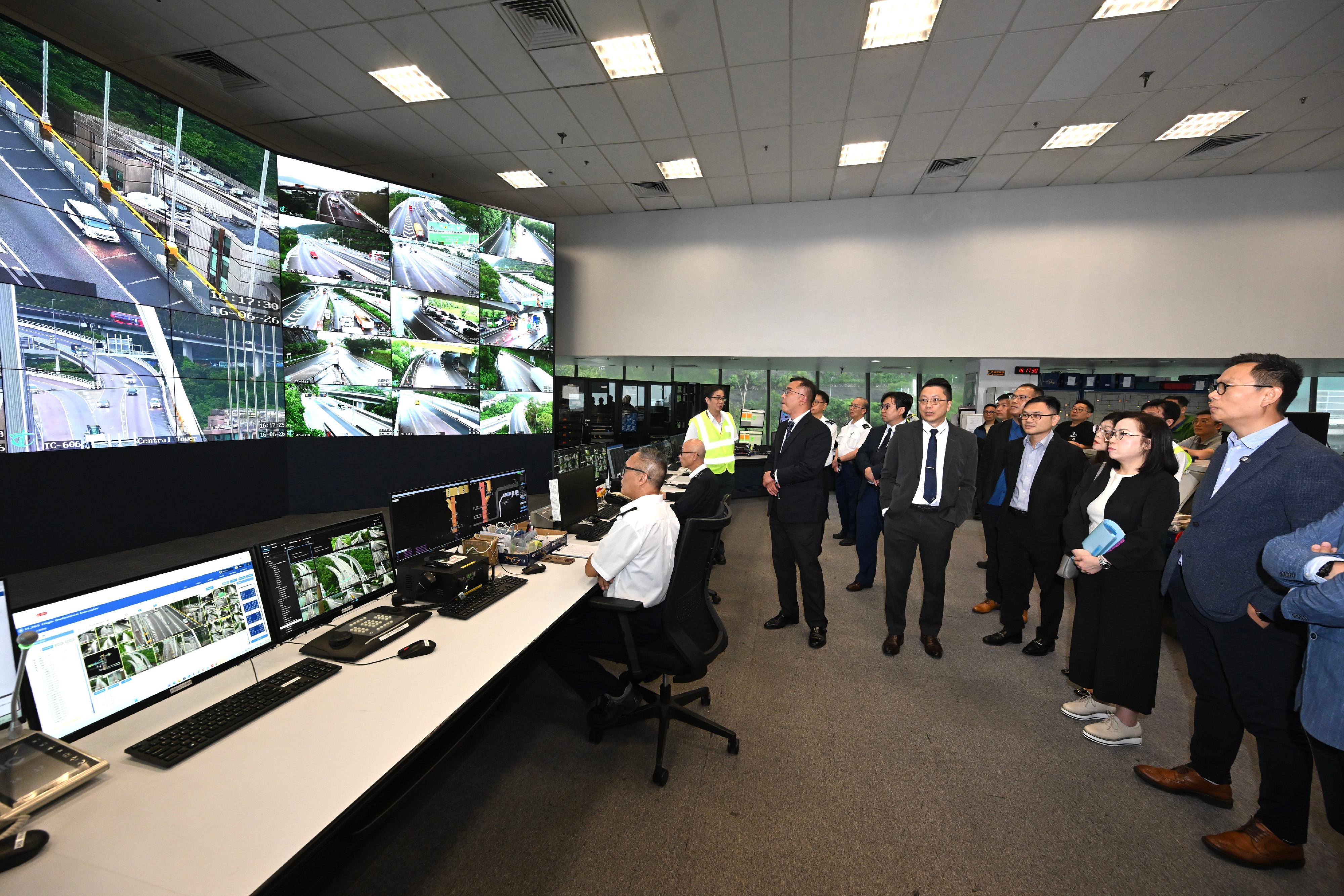 The Commissioner for Transport, Miss Winnie Tse, today (June 16) visited the Tsing Ma Control Area to view its traffic incident handling measures, together with the Chairman of the Legislative Council Panel on Transport, Dr Chan Han-pan. Representatives of the Transport and Logistics Bureau, the Hong Kong Police Force, the Kwai Tsing District Office and the Kwai Tsing District Council also joined the visit. Photo shows Miss Tse (second right) and Dr Chan (first right) watching a demonstration on how the system detects a vehicle stopped due to a breakdown (see screen at top-left corner) and alerts the control centre.