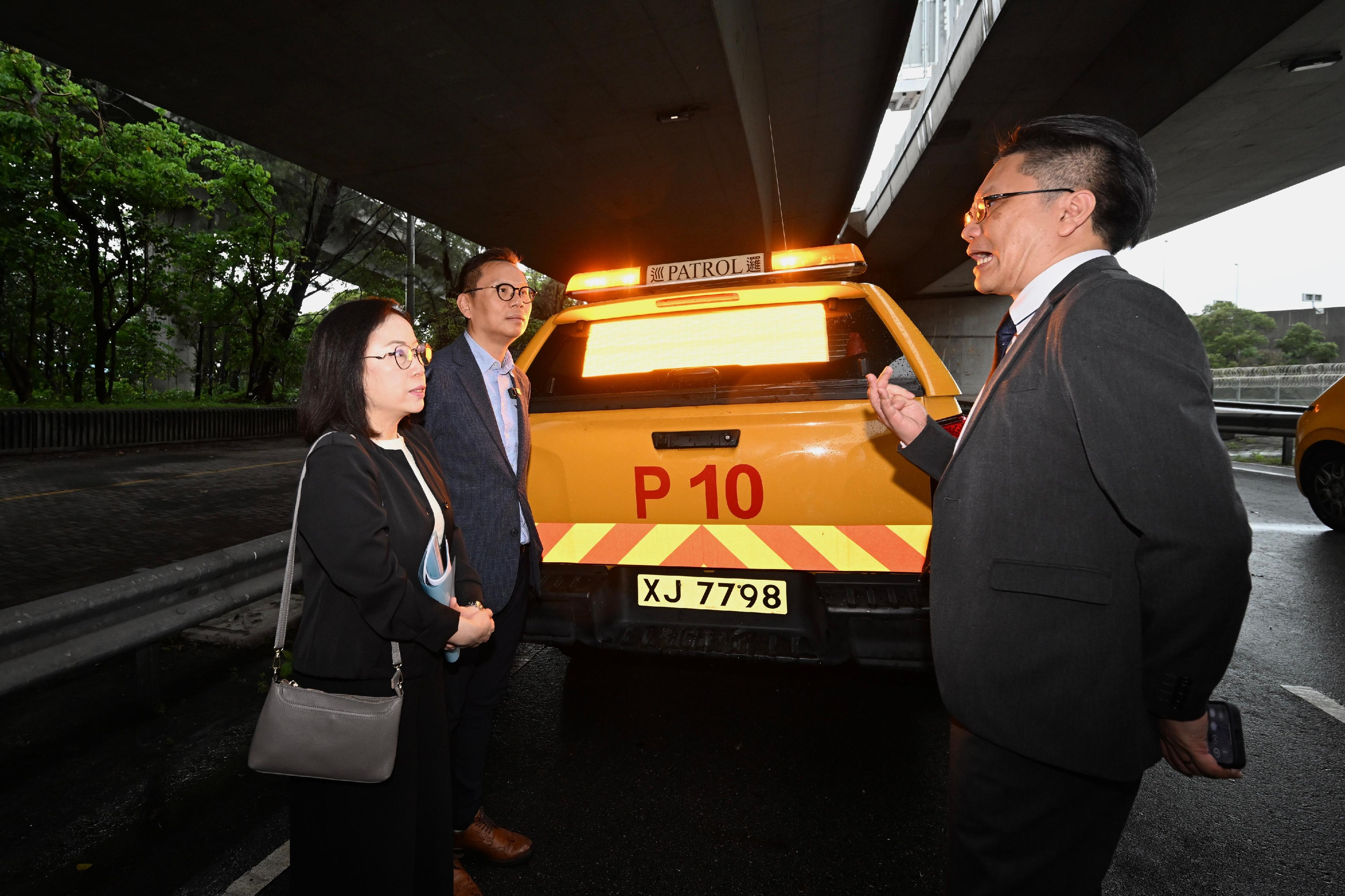The Commissioner for Transport, Miss Winnie Tse, today (June 16) visited the Tsing Ma Control Area (TMCA) to view its traffic incident handling measures, together with the Chairman of the Legislative Council Panel on Transport, Dr Chan Han-pan. Representatives of the Transport and Logistics Bureau, the Hong Kong Police Force, the Kwai Tsing District Office and the Kwai Tsing District Council also joined the visit. Photo shows Miss Tse (left) and Dr Chan (centre) being briefed by the TMCA operator that it is studying the addition of flashing lights on patrol cars to be deployed when handling incidents to warn following vehicles.