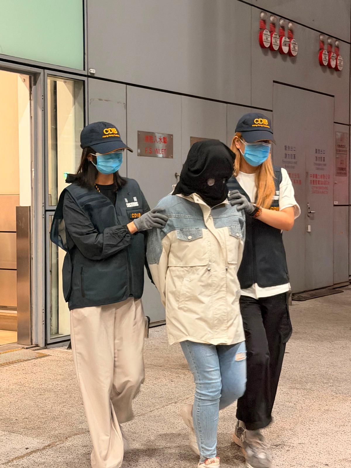 香港海關昨日(六月十五日)及今日(六月十六日)在香港國際機場偵破兩宗涉及行李藏毒的販毒案件,共檢獲約十五公斤懷疑氯胺酮,估計市值共約五百七十萬元,並拘捕兩男一女。圖示第二宗案件的被捕人士(中)。