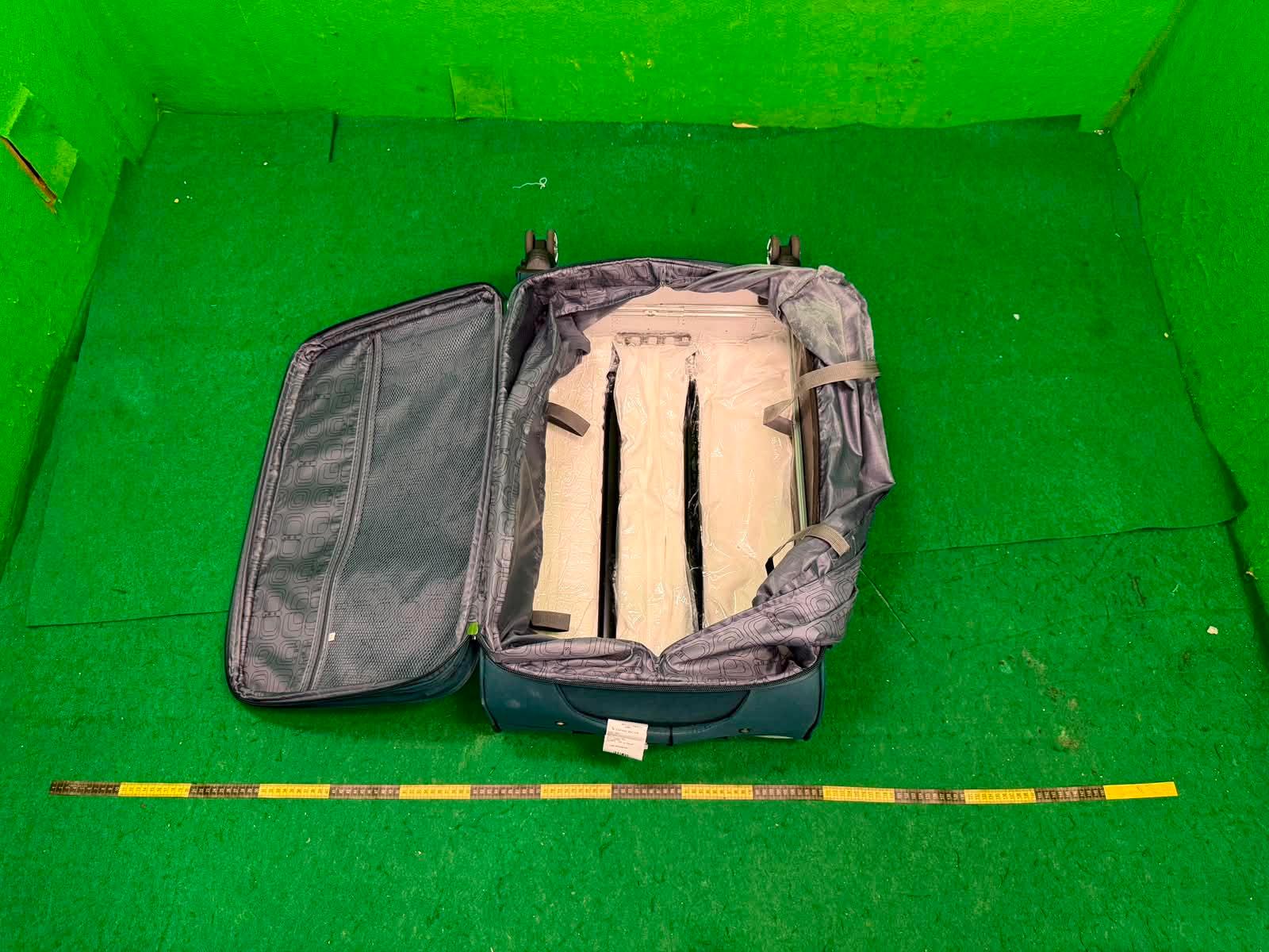 Hong Kong Customs yesterday (June 15) and today (June 16) detected two drug trafficking cases involving baggage concealment at Hong Kong International Airport, and seized a total of about 15 kilograms of suspected ketamine with a total estimated market value of about $5.7 million. Photo shows the suspected ketamine seized in the second case.