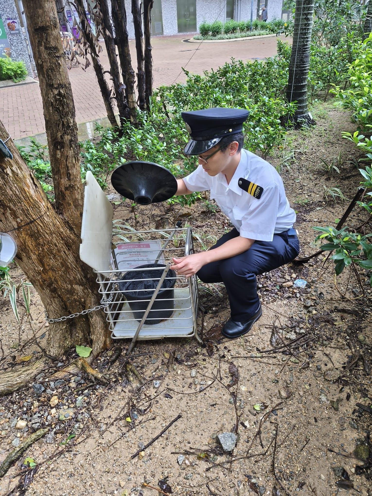 食物環境衞生署(食環署)今日(六月十六日)公布六月份第三批涵蓋19個監察地區的白紋伊蚊誘蚊器指數及密度指數。圖示食環署人員巡視北區上水一公共屋邨,並檢查新型捕蚊器。